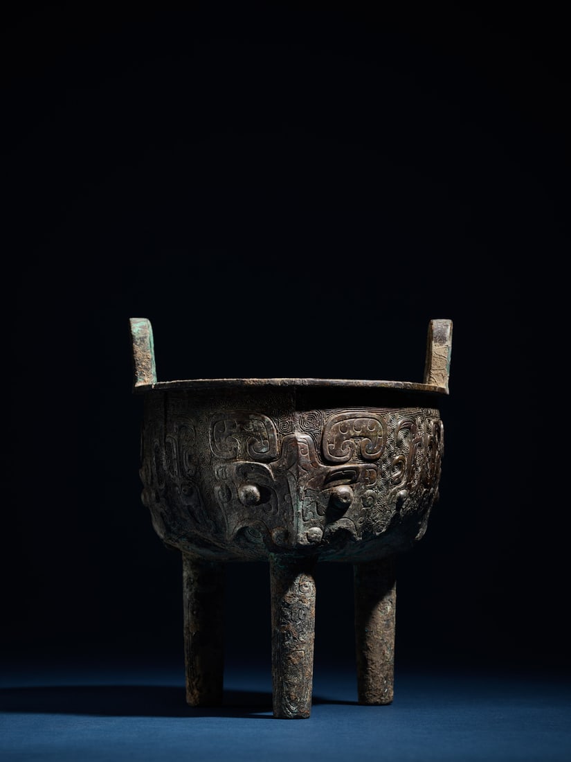 A BRONZE RITUAL TRIPOD FOOD VESSEL, LIDING (1 of 1)