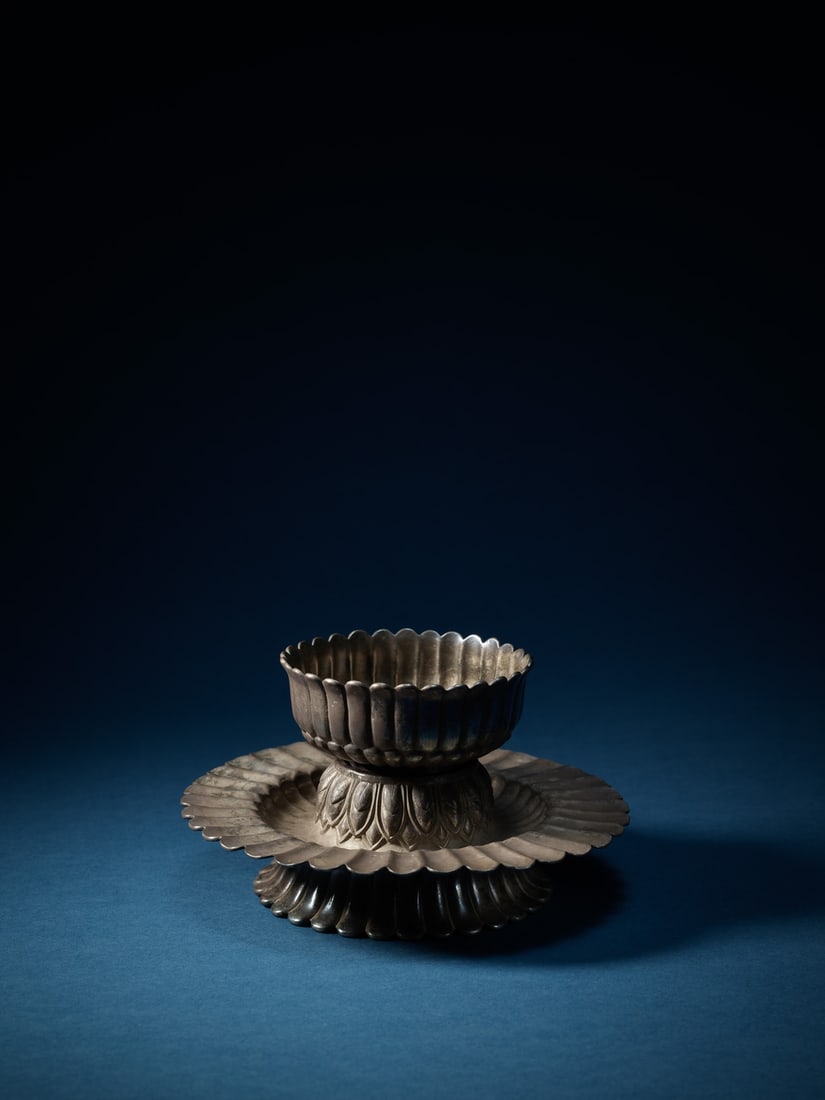 A SILVER TEA BOWL AND STAND: 品名(title):宋 銀製菊瓣紋茶盞及盞托。年代(Age): SONG (960-1279 A.D.)。 尺寸:茶&#