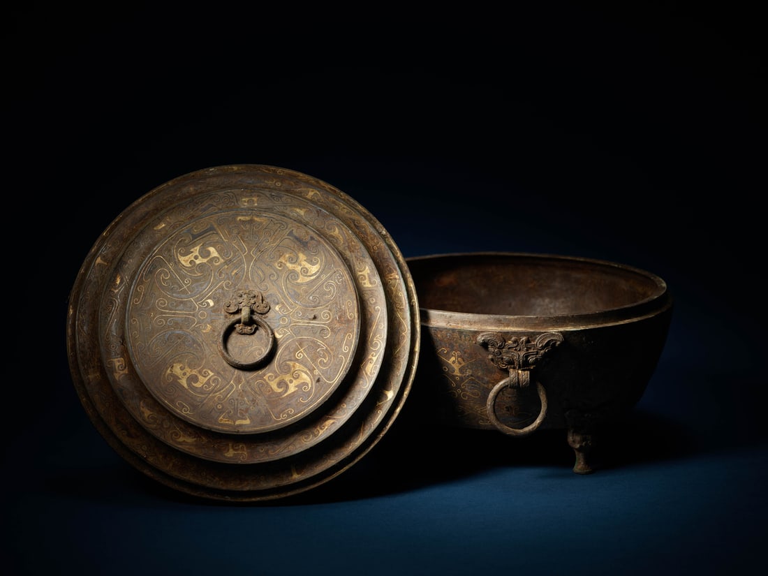 A GOLD AND SILVER-INLAID BRONZE TRIPOD BOX AND COVER (1 of 2)