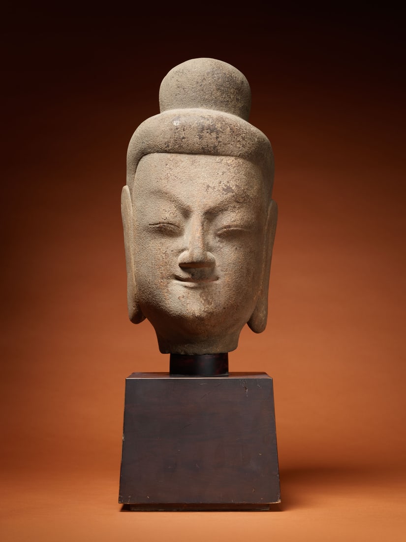 A CARVED STONE HEAD OF BUDDHA: 品名(title):北魏 石雕佛首。年代(Age): NORTHERN WEI (386-535 A.D.)。 尺寸:38 cm Height 不含座Ӎ