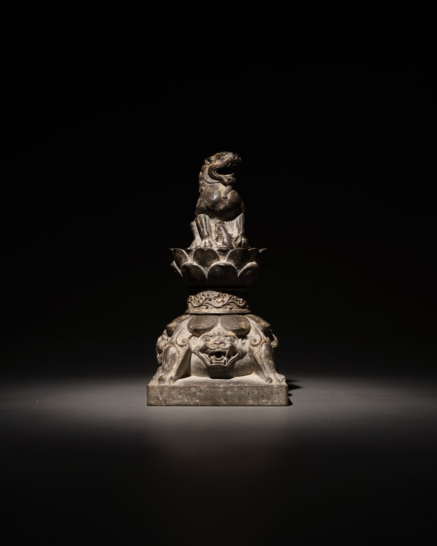 A CARVED STONE 'BUDDHIST LION' CENSER: 品名(title):唐 石雕瑞獅香薰。年代(Age): TANG (618-907 A.D.)。 尺寸:20.6 cm Height。
