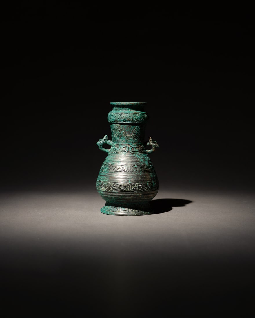A BRONZE RITUAL WINE VESSEL, HU: 品名(title):西周晚期 青銅壺。年代(Age): LATE WESTERN ZHOU。 尺寸:13.8 cm Height。