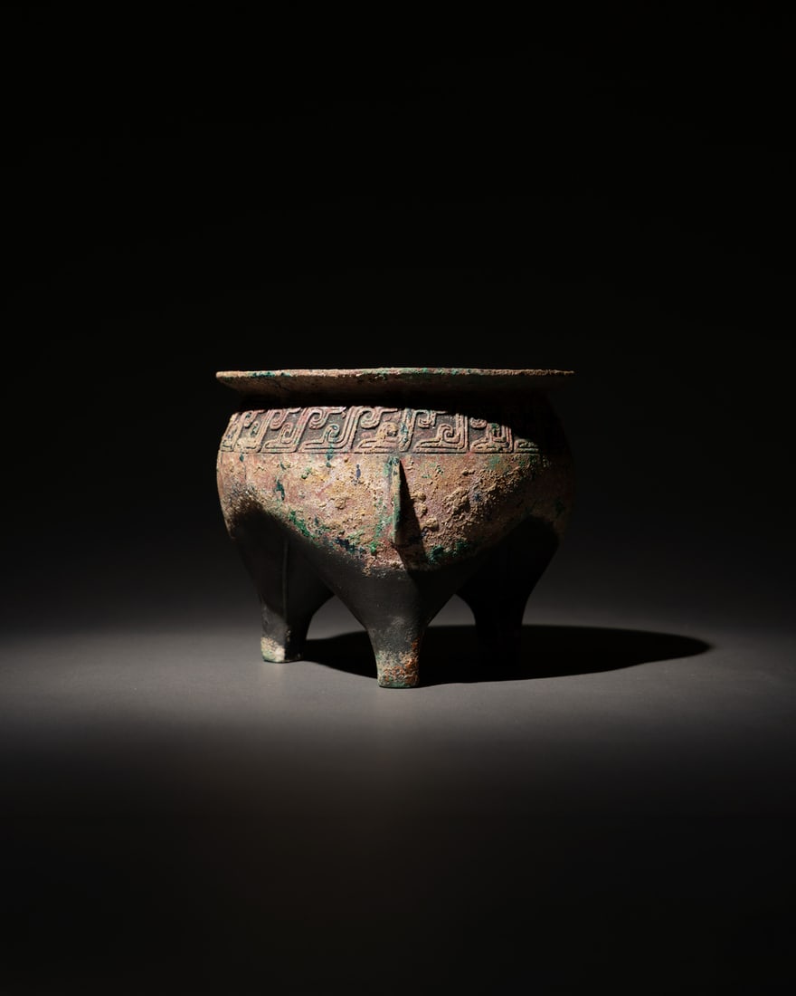 A BRONZE RITUAL FOOD VESSEL, LI (1 of 3)