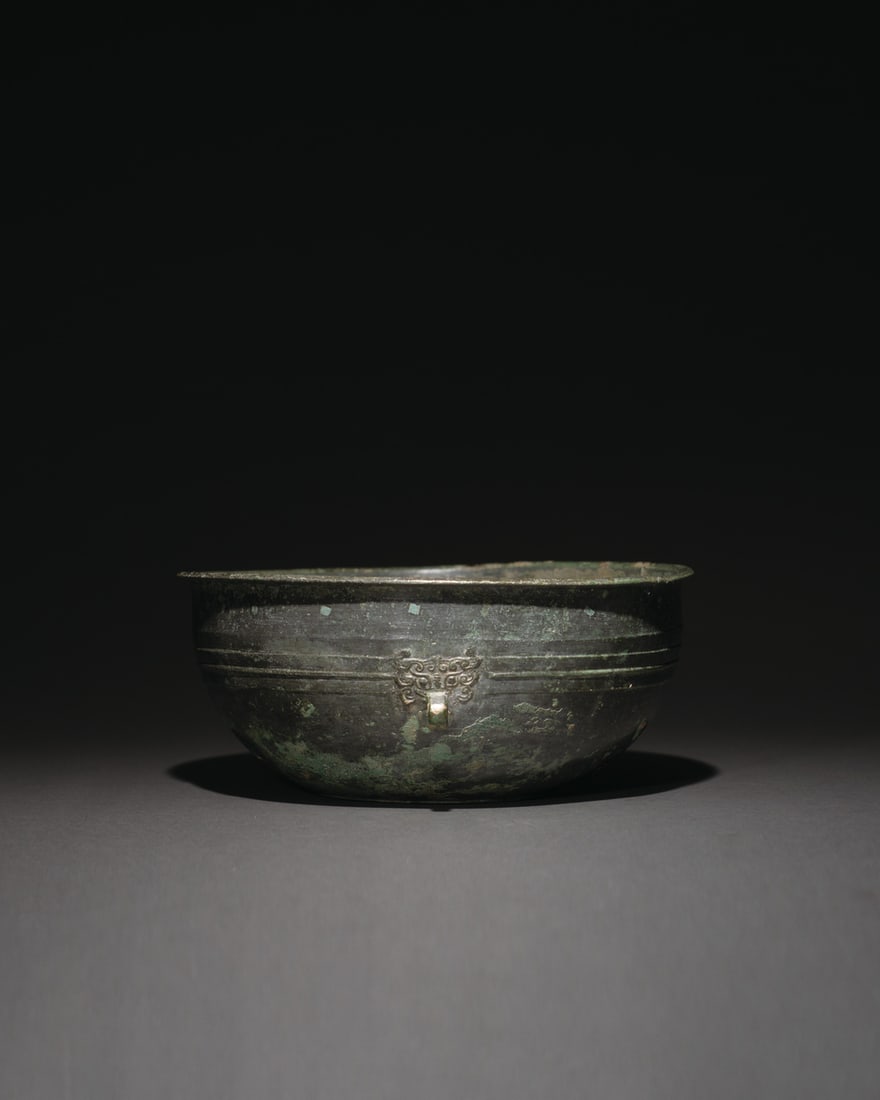 A BRONZE WASHER: 品名(title):戰國 青銅洗。年代(Age): WARRING STATES PERIOD (475-221 B.C.)。 尺寸:24 cm Diameter, 10.5 cm Height。 