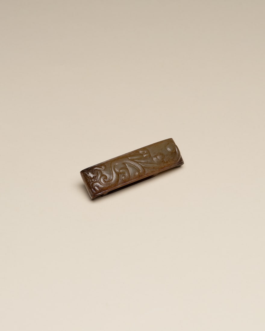 A WHITE JADE SWORD ORNAMENT: 品名(title):漢 白玉秋葵玉劍衛。年代(Age): HAN (206 B.C.-220 A.D.)。 尺寸:8 cm Length。