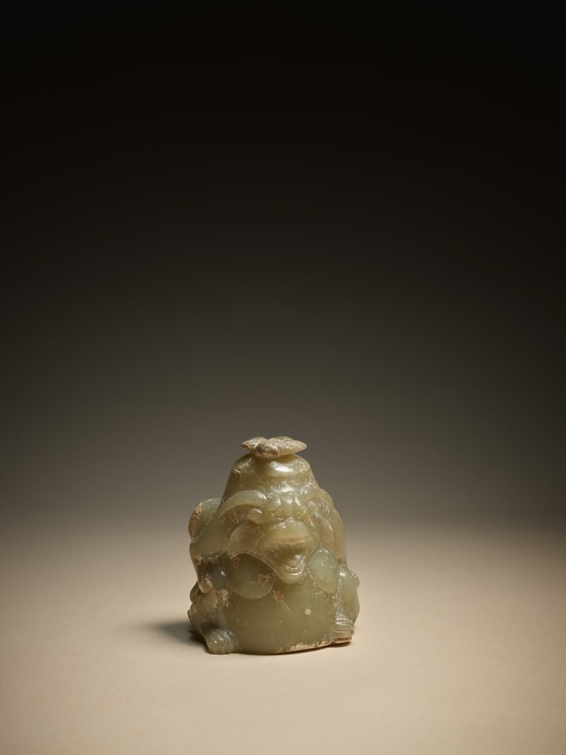 A WHITE JADE 'BIRD' JAR AND COVER: 品名(title):漢 辟邪形鳥鈕玉壺。年代(Age): HAN (206 B.C.-220 A.D.)。 尺寸:8.7 cm Height。 拍&