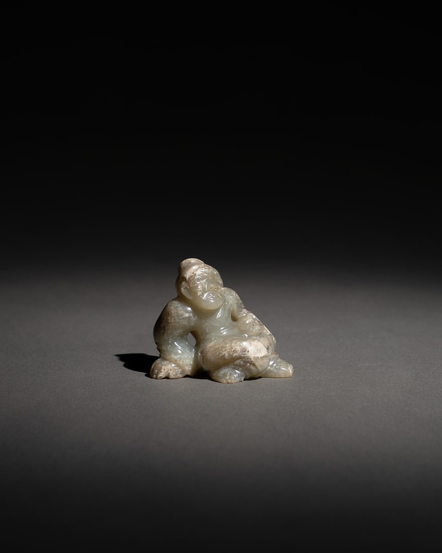 A JADE FIGURE: 品名(title):漢 玉伶俑。年代(Age): HAN (206 B.C.-220 A.D.)。 尺寸:5.8 cm Width, 4.5 cm Height。
