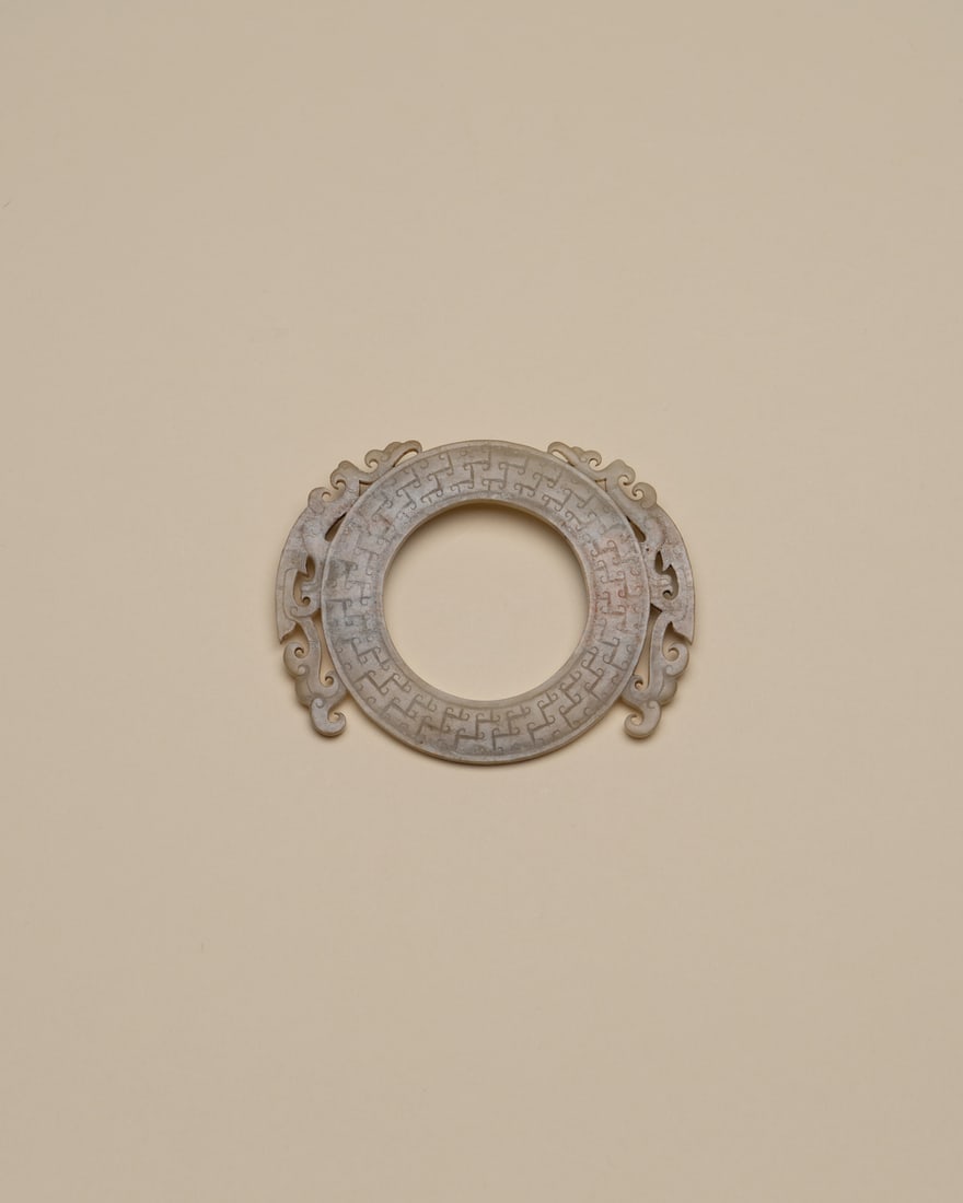 A WHITE JADE 'PHOENIX' DISC, BI: 品名(title):漢 白玉鳳紋出廓勾連雲紋璧。年代(Age): HAN (206 B.C.-220 A.D.)。 尺寸