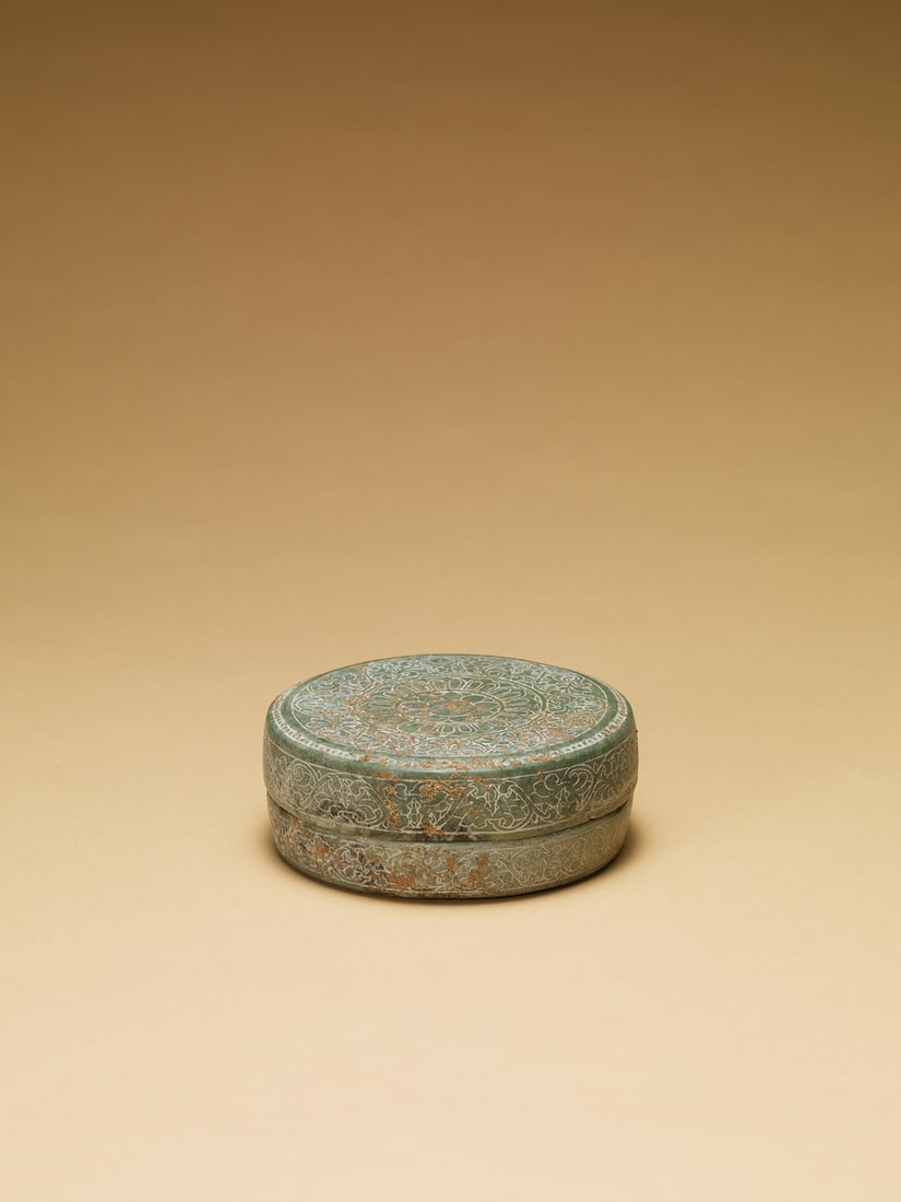 A CARVED STONE 'FLORAL' BOX AND COVER (1 of 1)