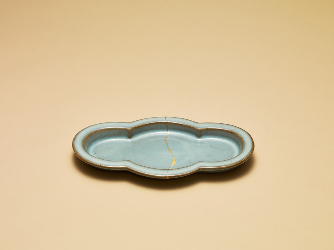 A 'JUN' BLUE-GLAZED LOBED DISH: 品名(title):宋或金 鈞窯天藍釉海棠式碟。年代(Age): SONG OR JIN。 尺寸:24.2 cm Len
