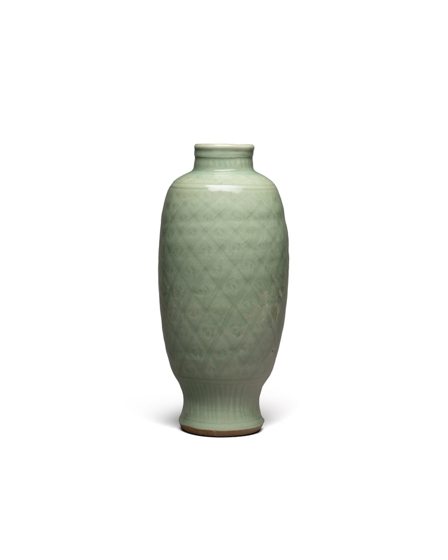 A 'LONGQUAN' CELADON-GLAZED VASE: 品名(title):明 龍泉窯菱紋橄欖瓶。年代(Age): MING (1368-1644 A.D.)。 尺寸:32.4 cm Height。
