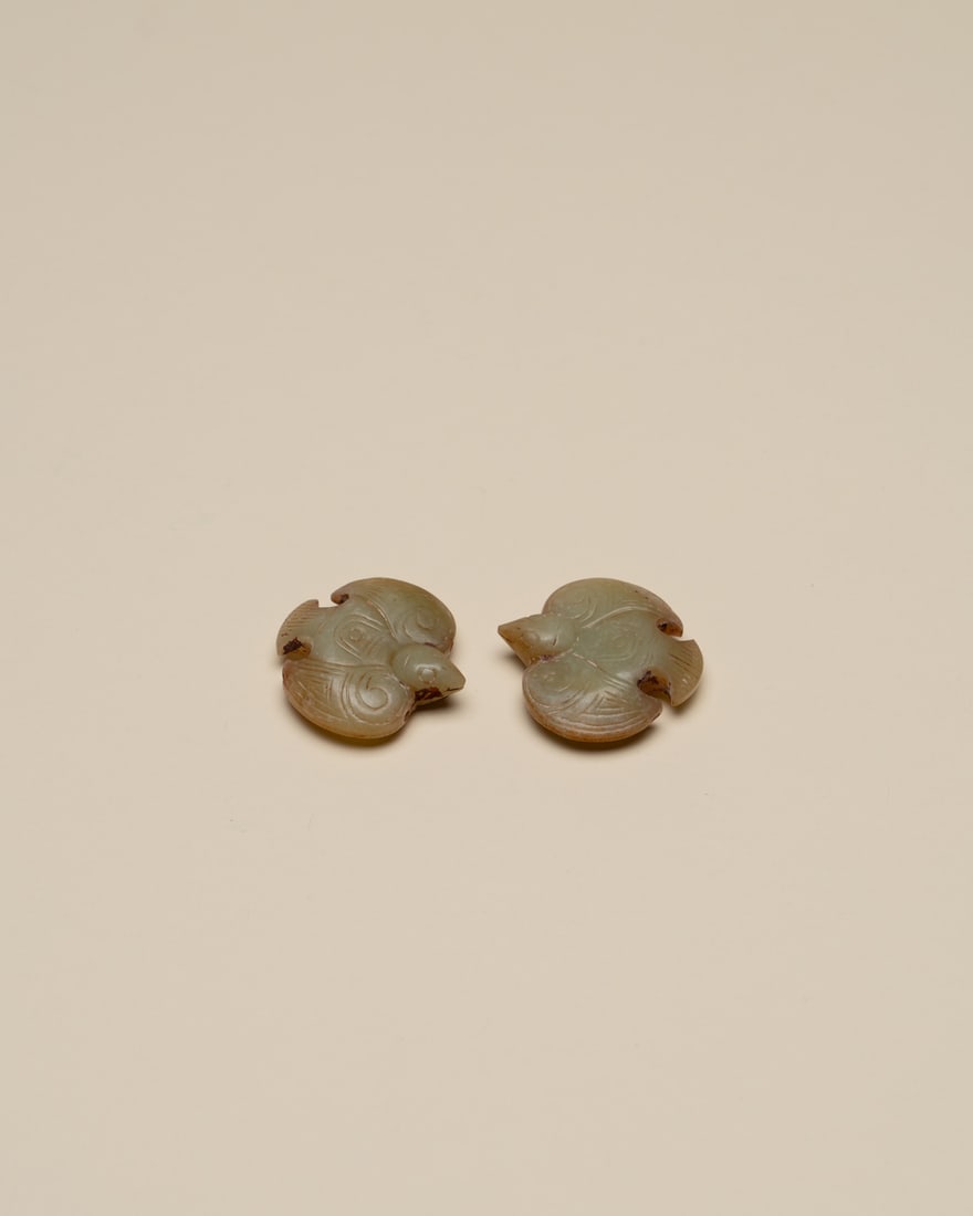 A PAIR OF YELLOW JADE BIRDS: 品名(title):西周 黃玉鳥一對。年代(Age): WESTERN ZHOU (1046-771 B.C.)。 尺寸:各 3.9 cm Length。