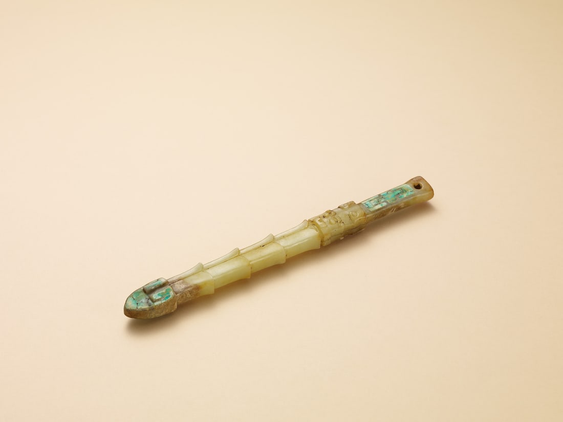 A TURQUOISE-INLAID YELLOW JADE ORNAMENT: 品名(title):商 黃玉嵌綠松石柄形飾。年代(Age): SHANG (1600 B.C.-1046 B.C.)。 尺寸:23.5 cm Len