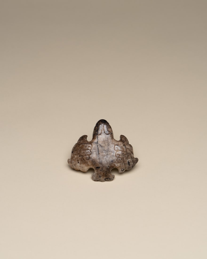 A JADE FIGURE OF AN EAGLE: 品名(title):宋或明 玉鷹。年代(Age): SONG OR MING。 尺寸:7.9 cm Width。