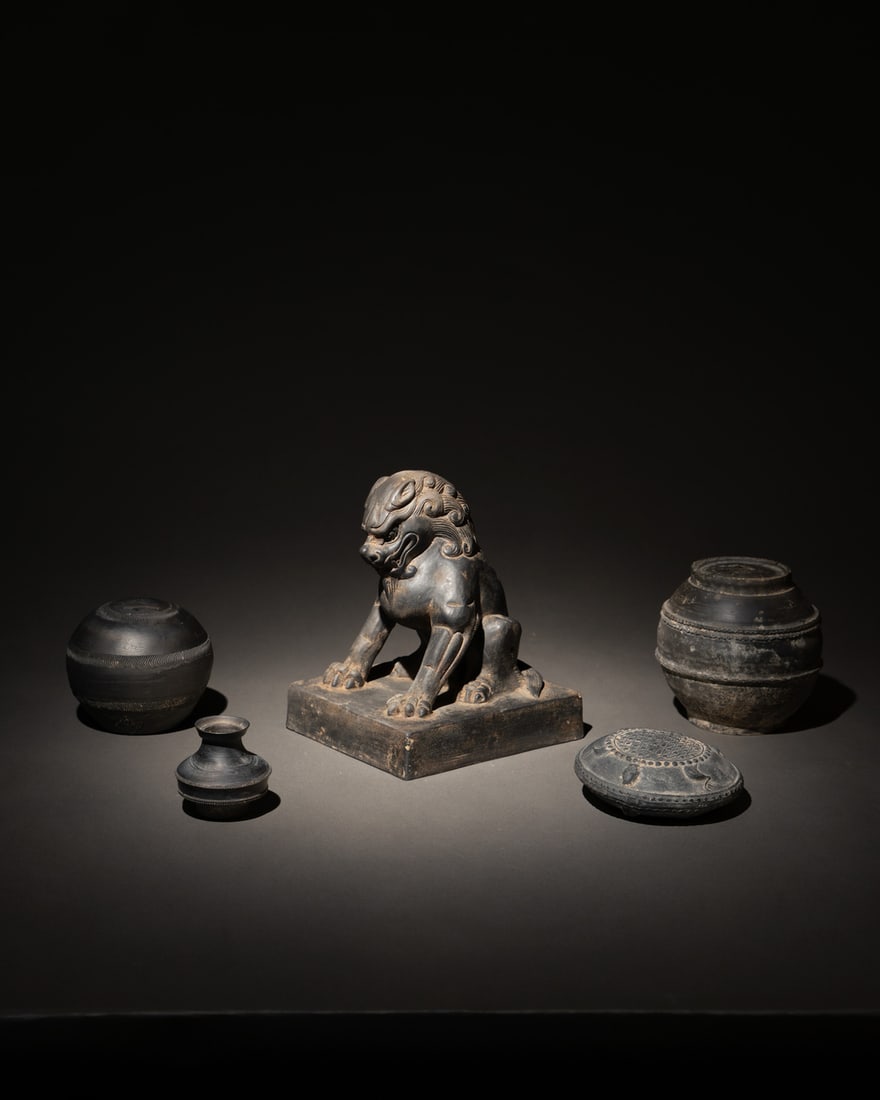 A GROUP OF BLACK POTTERY ITEMS: 品名(title):年代不一 黑陶獅、小瓶與撲滿一組五件。年代(Age): VARIOUS 