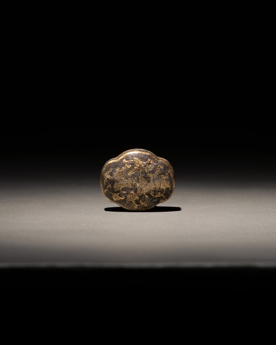 A GILT-SILVER 'PHOENIX' LOBED BOX AND COVER (1 of 3)