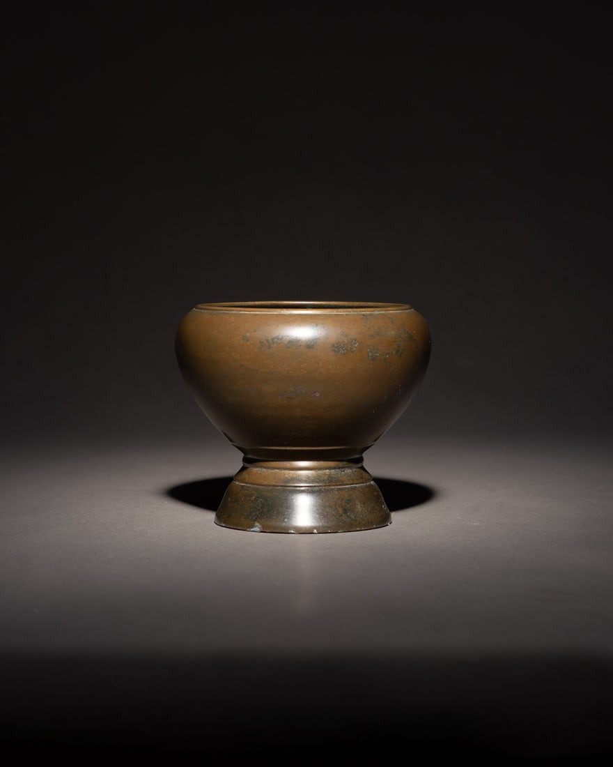 A BRONZE CENSER: 品名(title):唐 響銅缽式爐。年代(Age): TANG (618-907 A.D.)。 尺寸:9.7 cm Height。