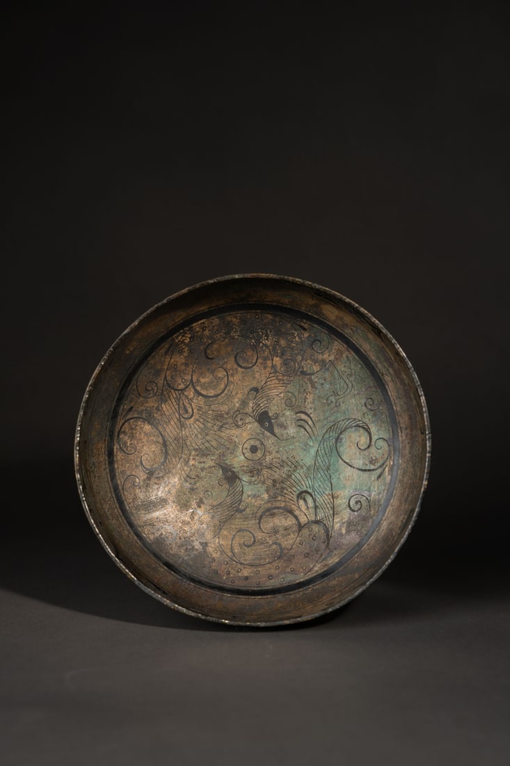 A LACQUERED BRONZE 'PHOENIX' BOWL: 品名(title):戰國 銅鳳紋漆缽。年代(Age): WARRING STATES PERIOD (475-221 B.C.)。 尺寸:19.5 cm Diameter, 17.5 cm 
