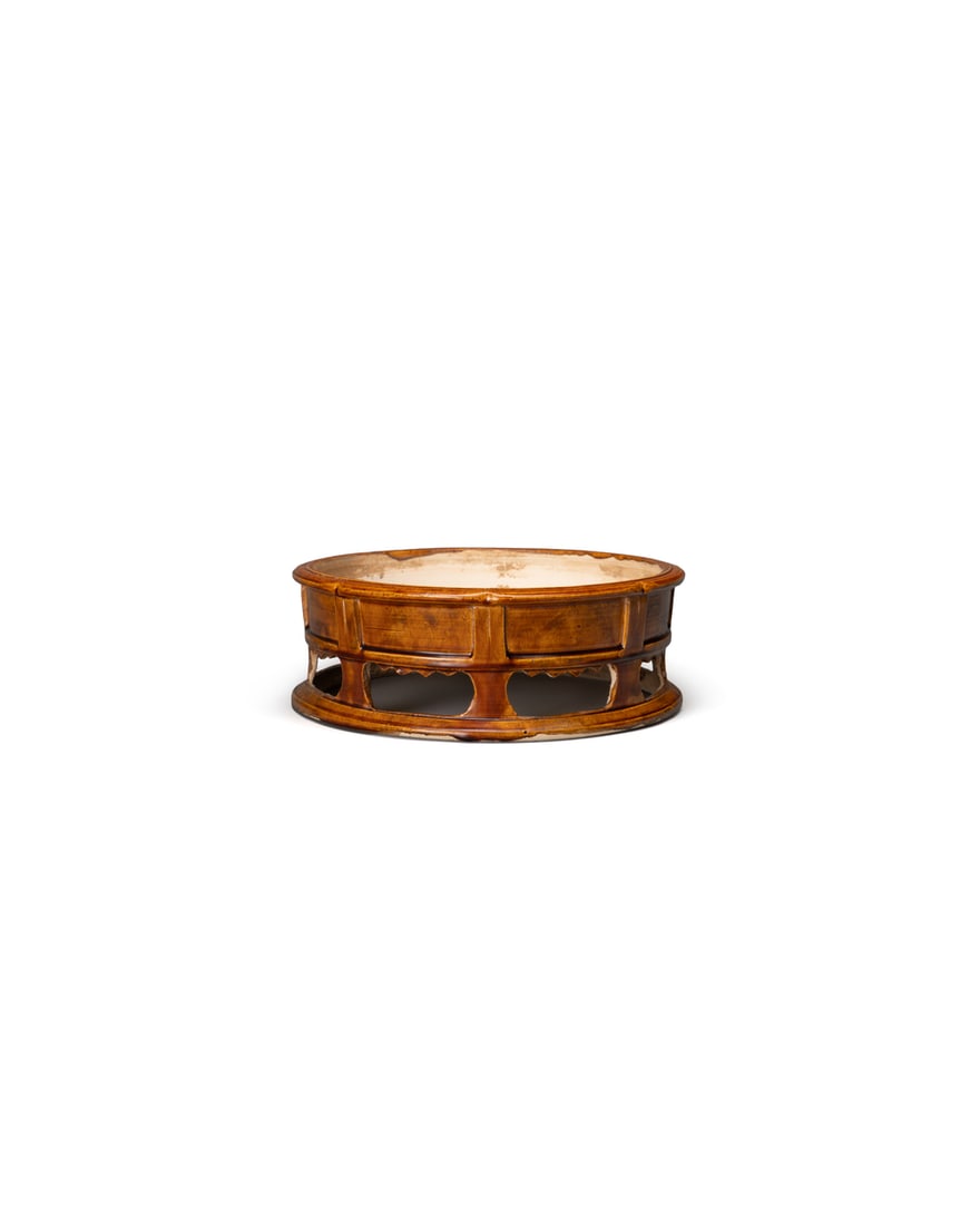 A 'SANCAI' BROWN-GLAZED STAND: 品名(title):唐 三彩褐釉圓几。年代(Age): TANG (618-907 A.D.)。 尺寸:27.5 cm Width, 9.5 cm Height。 ߳