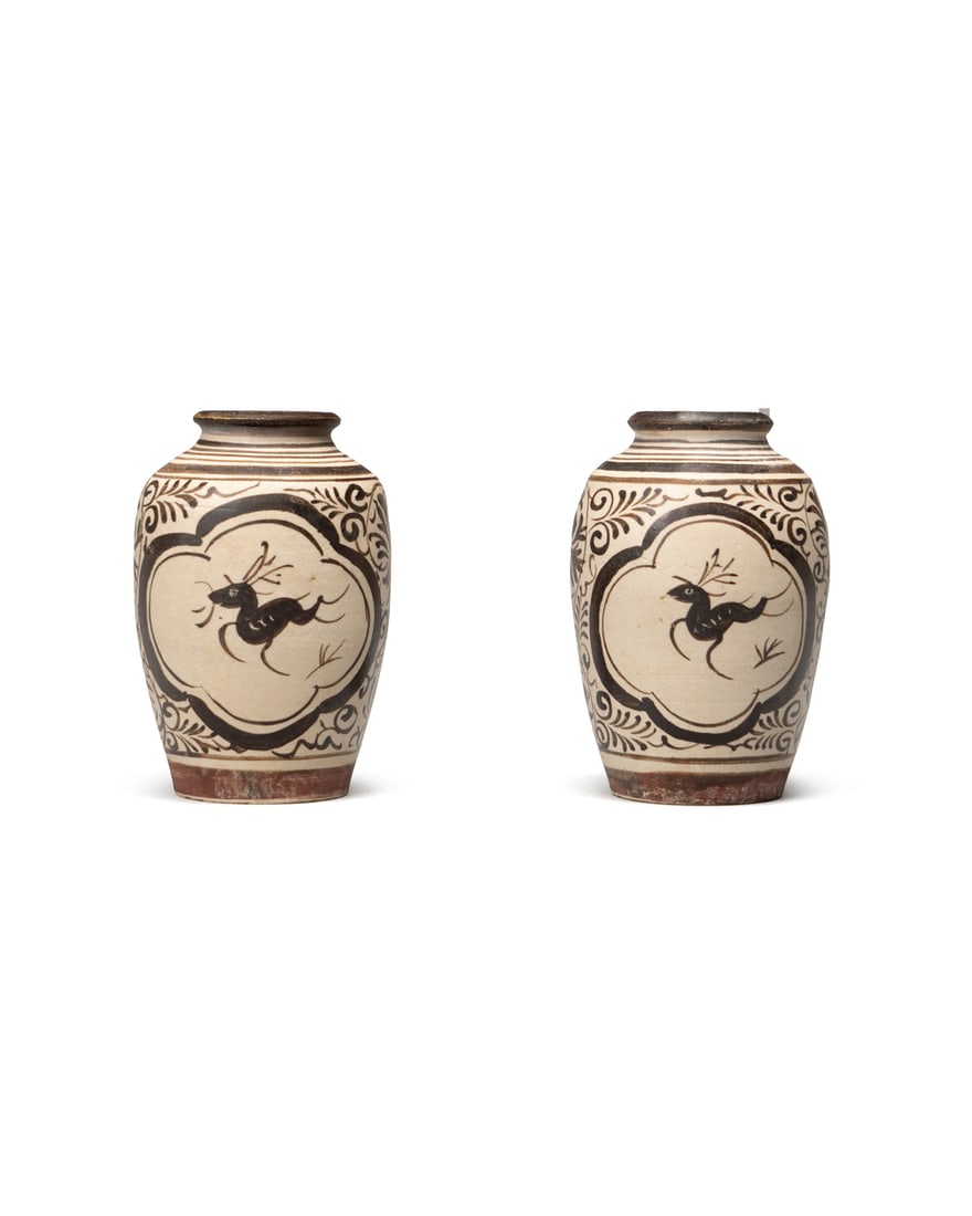 A PAIR OF 'JIZHOU' PAINTED JARS: 品名(title):宋 吉州窯彩繪躍鹿捲草小罐一對。年代(Age): SONG （960-1279 A.D.ᦀ