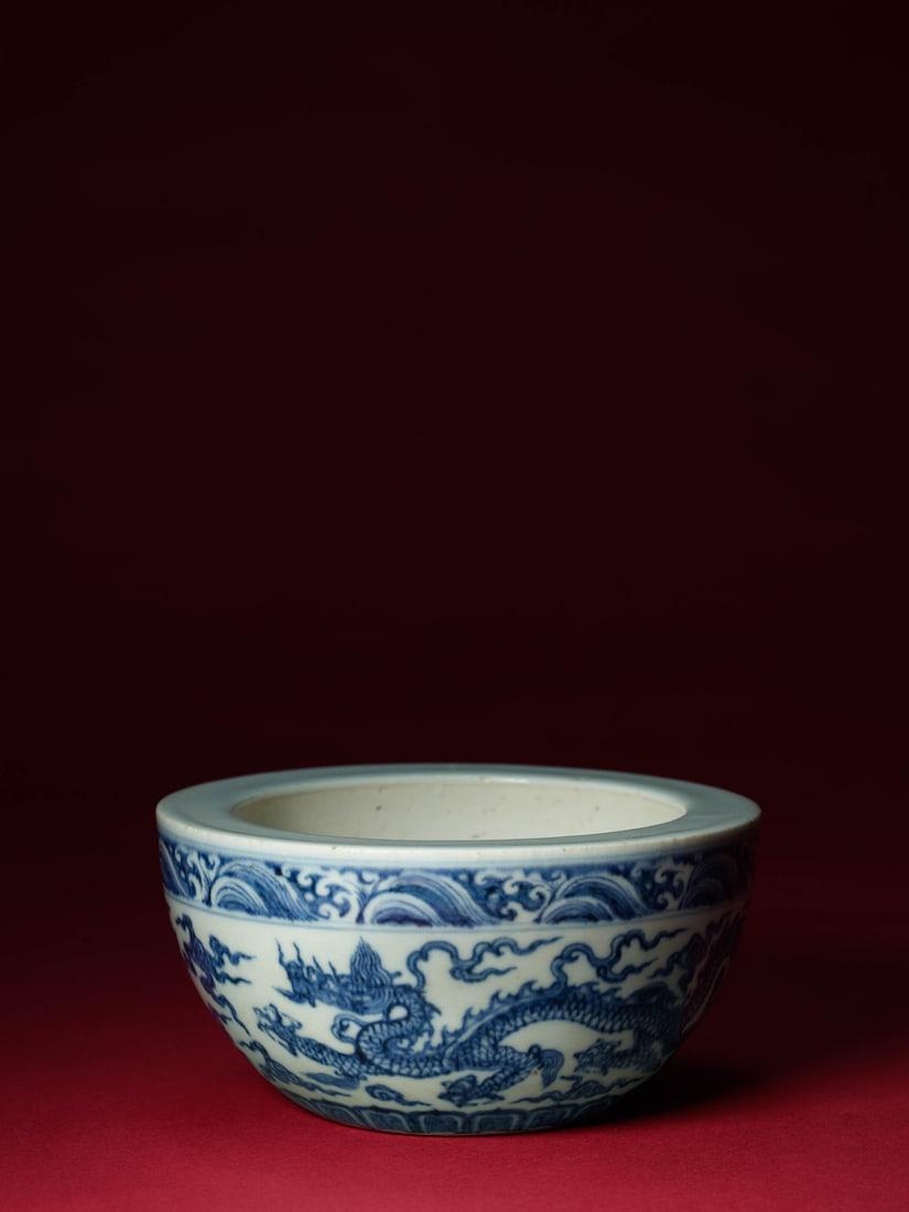 A BLUE AND WHITE 'DRAGON' BOWL: 品名(title):明宣德 青花海水龍紋缽。年代(Age): XUANDE PERIOD, MING DYNASTY。 尺寸:15.9 cm Hei