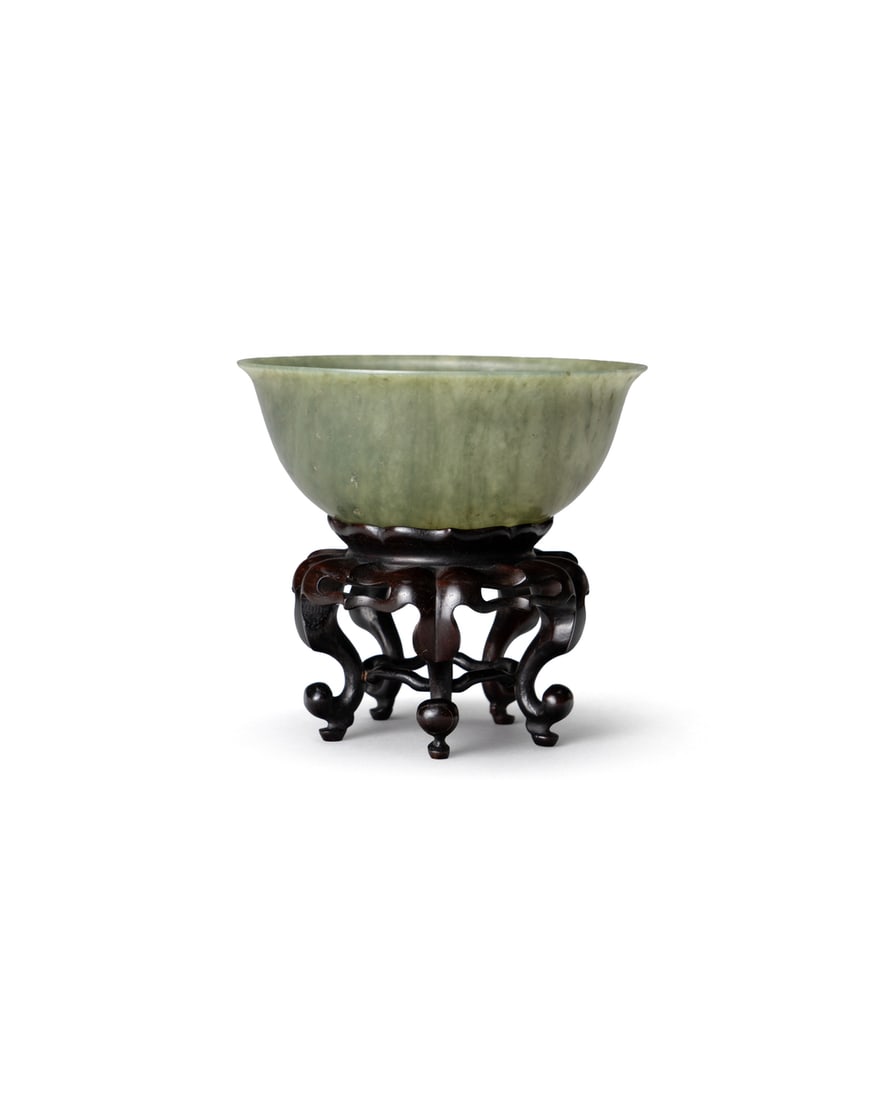 AN IMPERIAL SPINACH-GREEN JADE BOWL, MARK AND PERIOD OF QIANLONG: 品名(title):清乾隆 「大清乾隆年製」款碧玉宮碗。年代(Age): QIANLONG PERIOD,