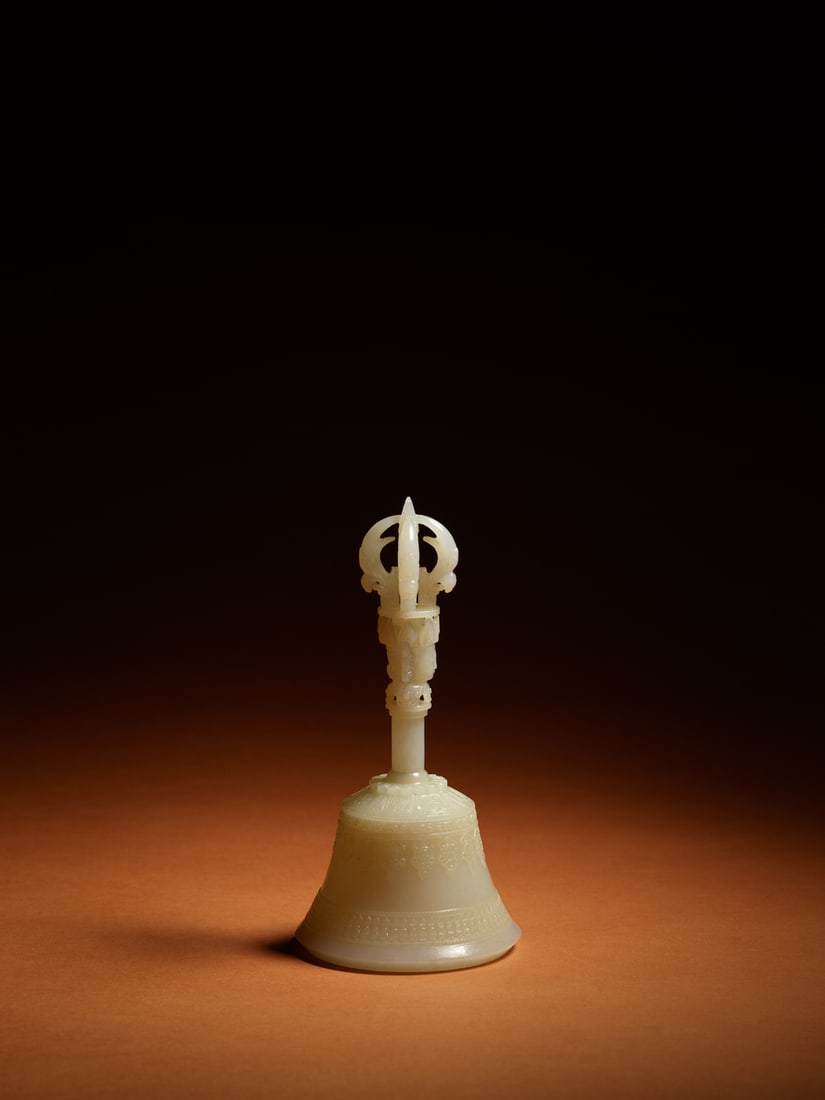 A WHITE JADE VAJRA BELL: 品名(title):清乾隆 白玉金剛鈴。年代(Age): QIANLONG PERIOD, QING DYNASTY。 尺寸:17 cm Height。