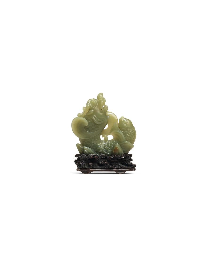 A CELADON JADE 'DRAGON FISH' VASE: 品名(title):清 青玉鰲魚花插。年代(Age): QING (1644-1911 A.D.)。 尺寸:8.5 cm Height（含底