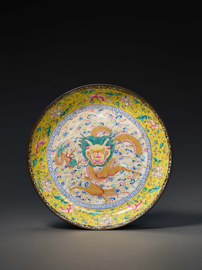 A PAINTED ENAMEL 'DRAGON' DISH: 品名(title):清 銅胎畫琺瑯龍紋盤。年代(Age): QING (1644-1911 A.D.)。 尺寸:26.3 cm Diameter。