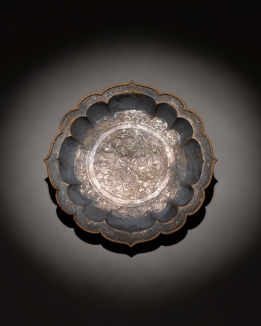 A SILVER 'FLORAL' LOBED DISH: 品名(title):19世紀 銀鏨刻花卉紋葵口盤。年代(Age): 19TH CENTURY。 尺寸:13.6 cm Diameter