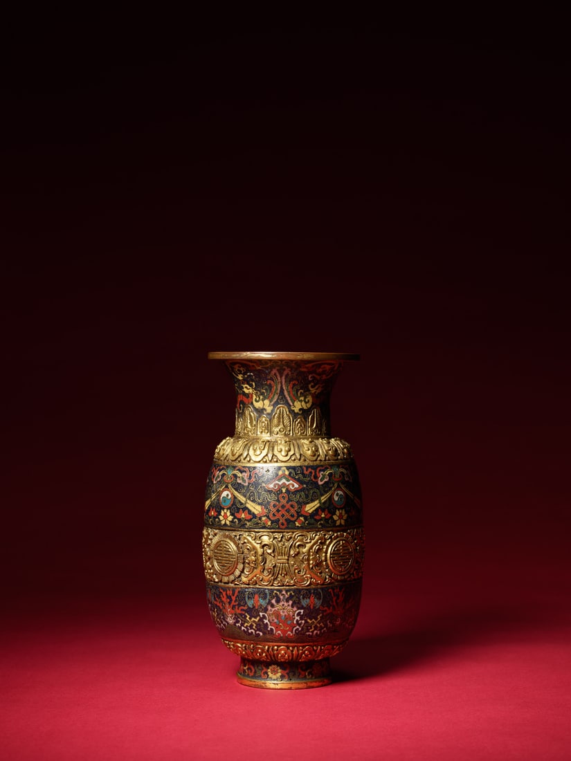A CLOISONNE ENAMEL VASE, QIANLONG MARK (1 of 1)