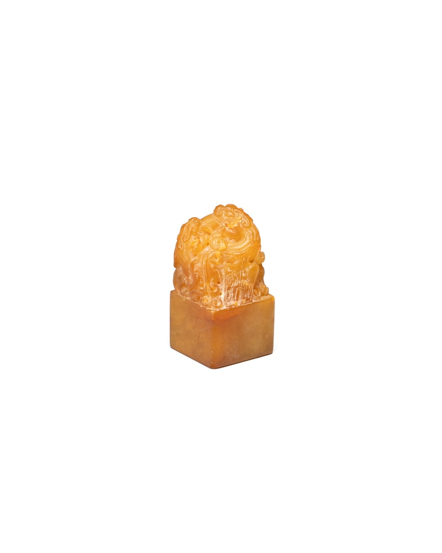 A TIANHUANG SEAL: 品名(title):清 田黃蟠龍印。年代(Age): QING (1644-1911 A.D.)。 尺寸:2.6×2.7×5.2 cm, 69g。