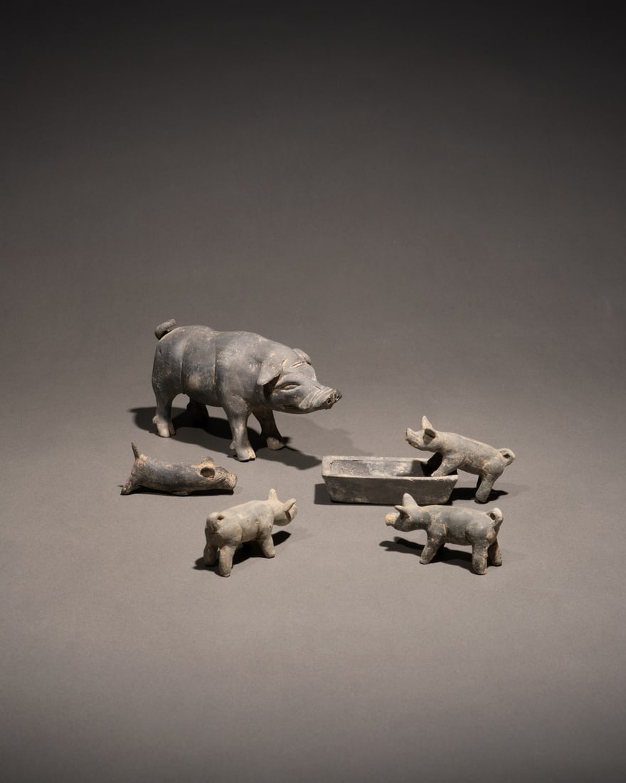 A GROUP OF POTTERY PIGS AND TROUGH: 品名(title):漢 陶子母豬與豬槽一組六件。年代(Age): HAN (206 B.C.-220 A.D.)。 尺寸