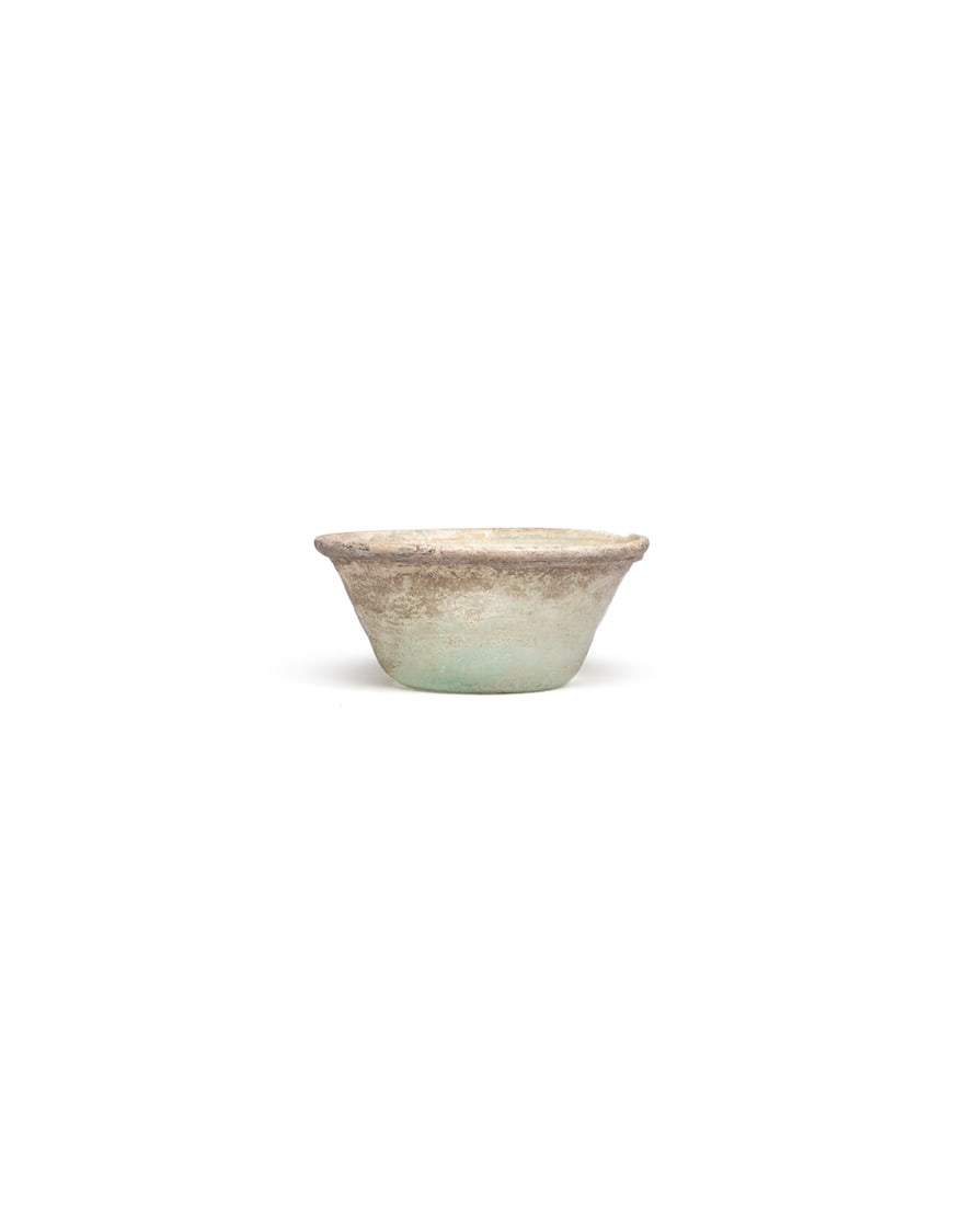 A GLASS CUP: 品名(title):唐 琉璃杯。年代(Age): TANG (618-907 A.D.)。 尺寸:10 cm Diameter, 4.5 cm Height。 來源：Ą