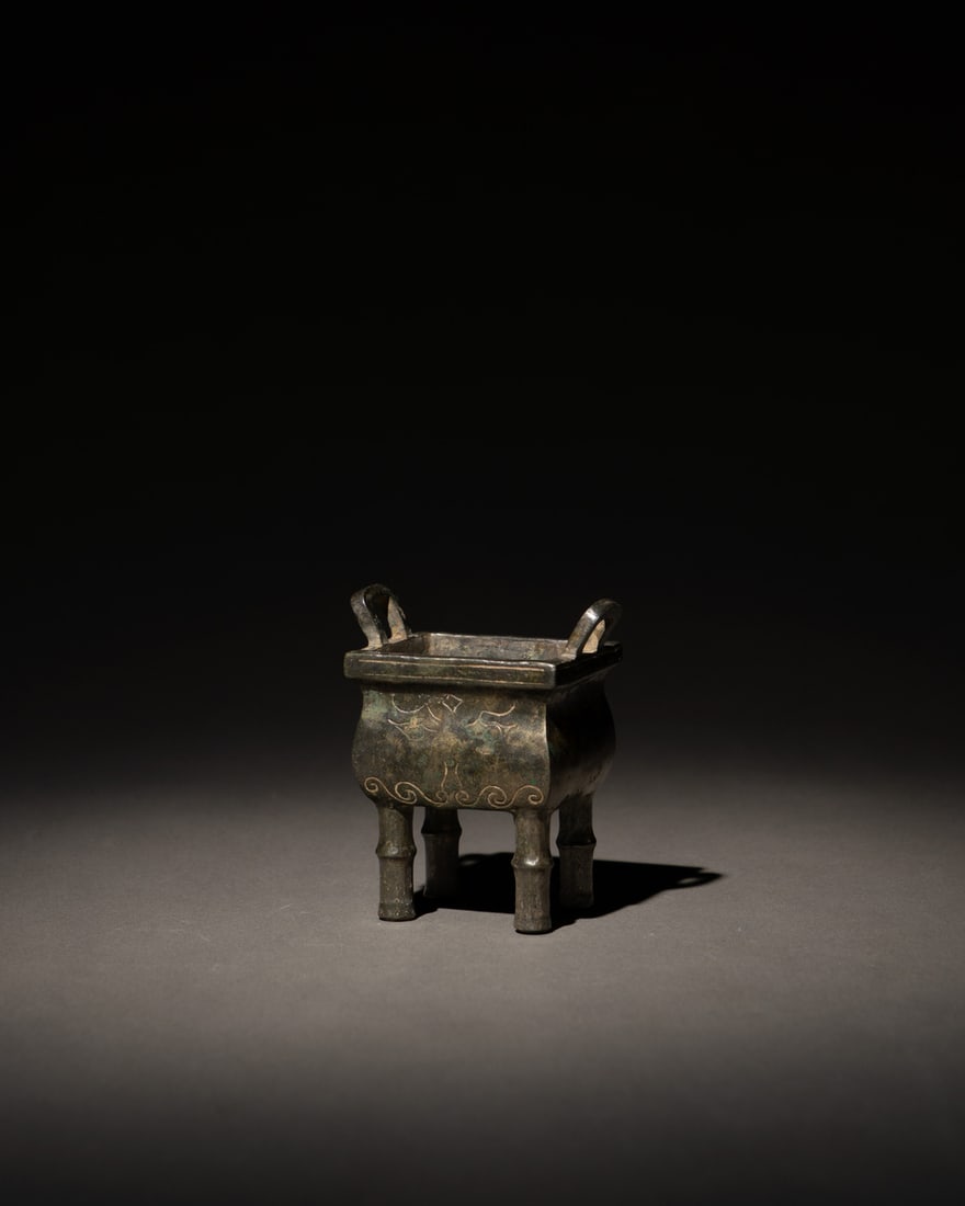 AN ARCHAISTIC BRONZE VESSEL, FANGDING, MARK AND PERIOD OF WANLI: 品名(title):明萬曆 「大明萬曆年製」款青銅方鼎。年代(Age): WANLI PERIOD, MI