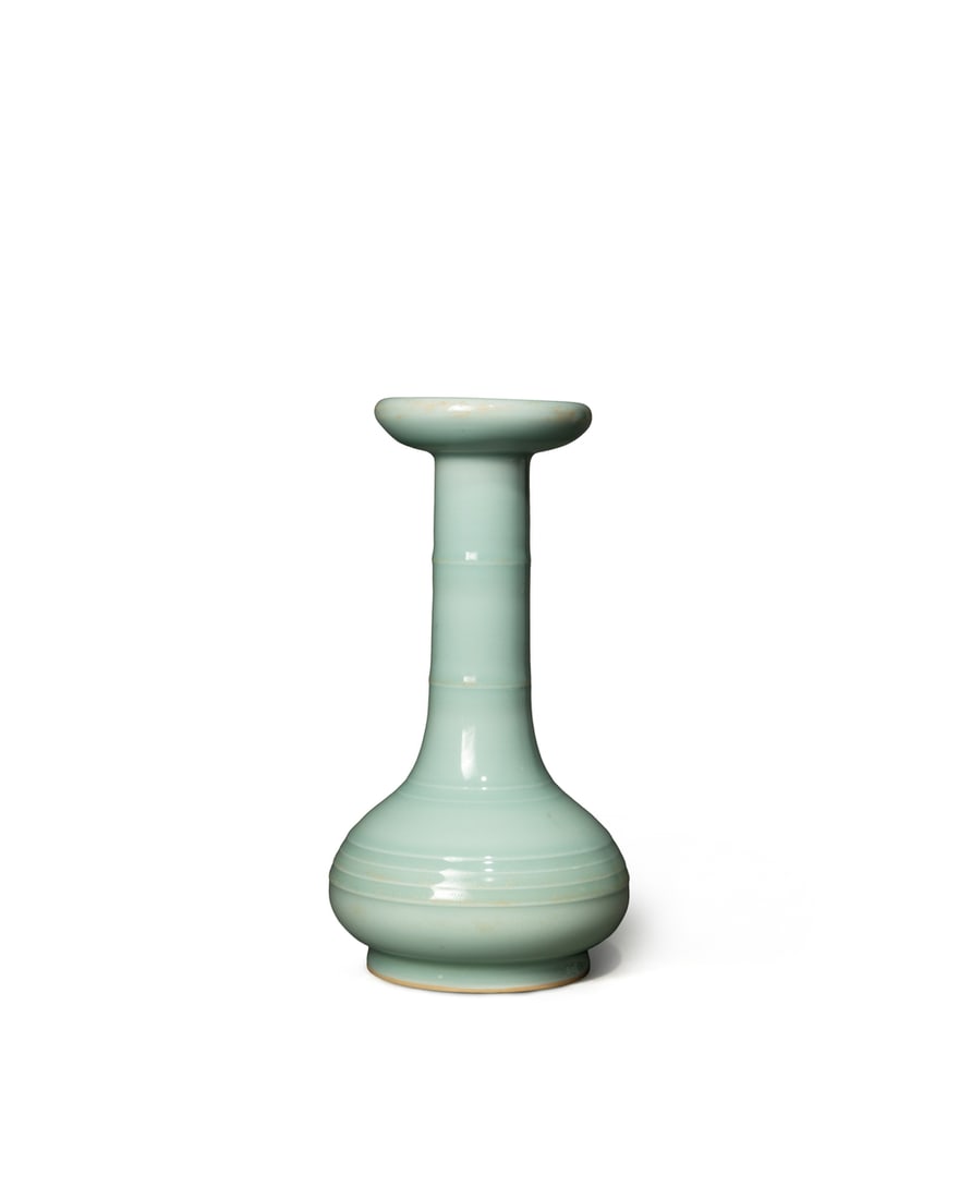 A 'LONGQUAN' CELADON-GLAZED VASE: 品名(title):明 龍泉窯盤口瓶。年代(Age): MING (1368-1644 A.D.)。 尺寸:27 cm Height。