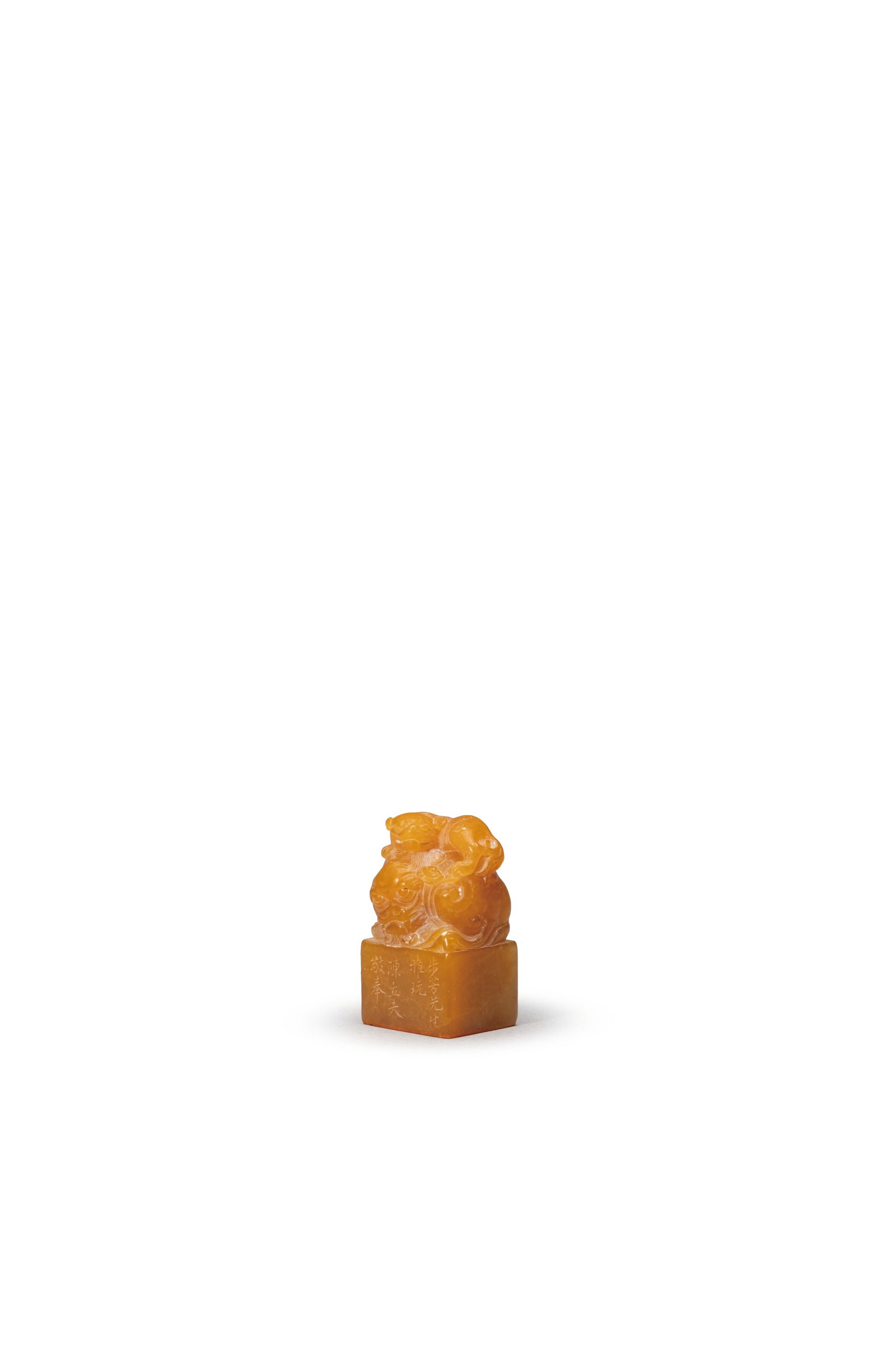 A TIANHUANG 'LION' SEAL: 年代(Age):20TH CENTURY 。尺寸(Size):2.4×2.1 cm, 4.3 cm Height, 44.5 g Weight。款：「陳立夫敬奉」。