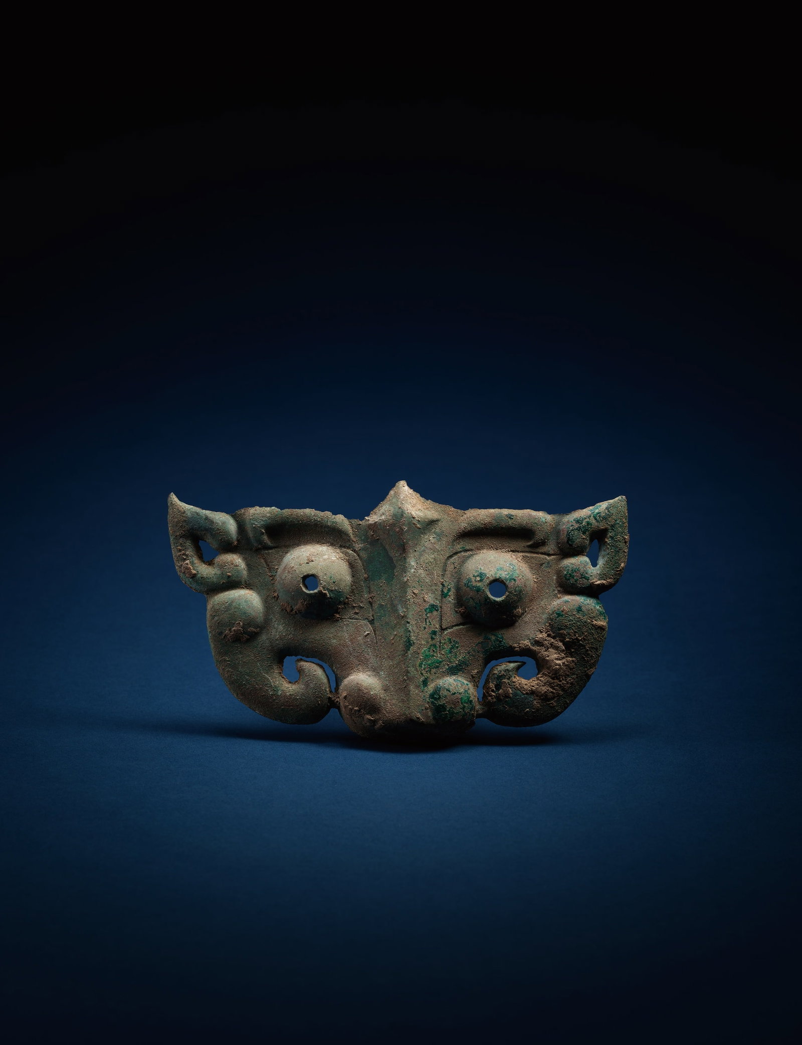A BRONZE ANIMAL-MASK HORSE ORNAMENT: 年代(Age):EARLY WESTERN ZHOU 。尺寸(Size):16.7 cm Length。 來源：法國 Chasseloup-Laubat 侯爵家族舊ൡ