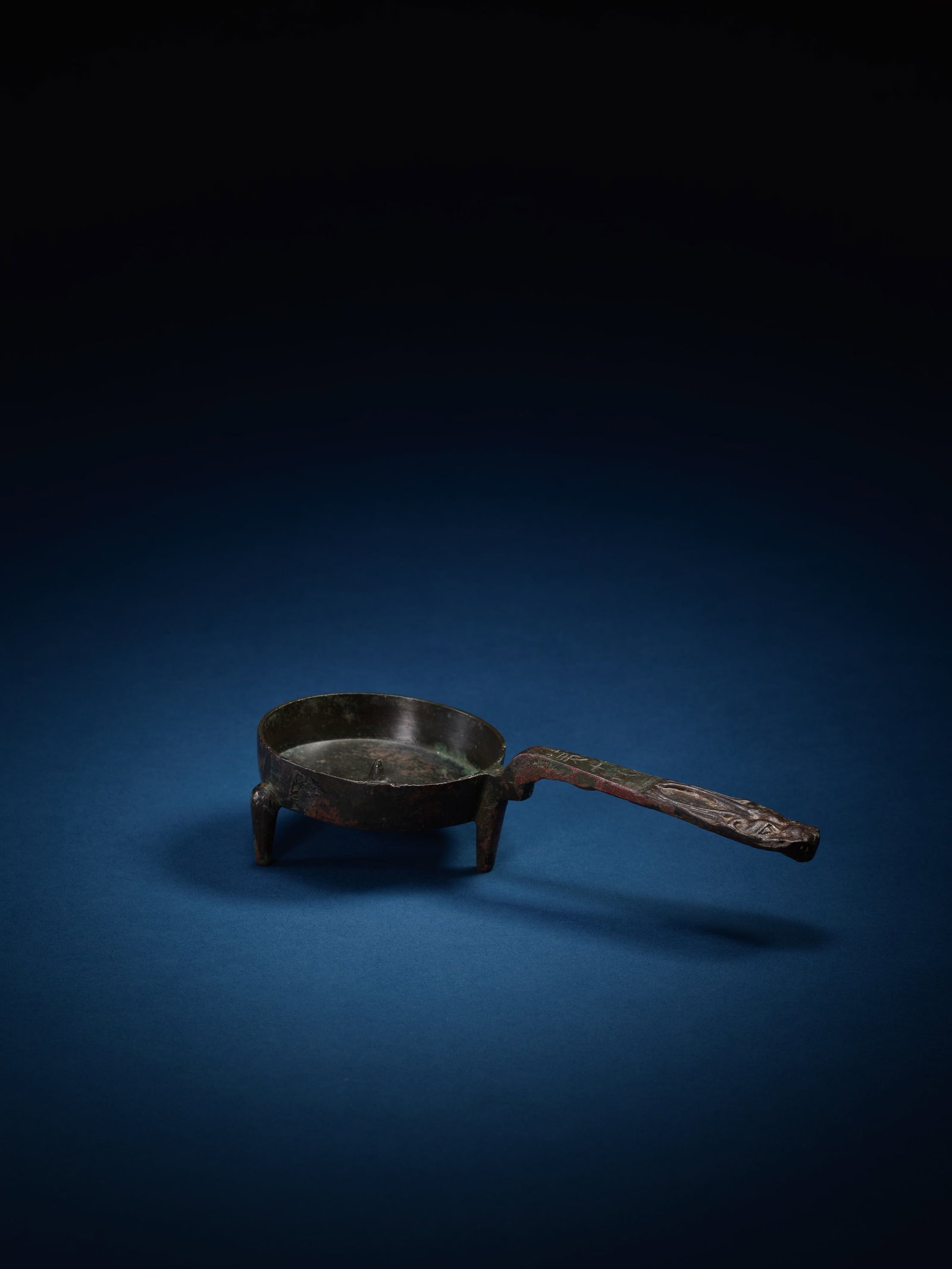 A BRONZE TRIPOD DRAGON-HANDLED OIL LAMP: 年代(Age):2ND YEAR OF THE YANGSHUO ERA, WESTERN HAN (23 B.C.) 。尺寸(Size):20.7 cm Length。銘文：「上林銅行燈&