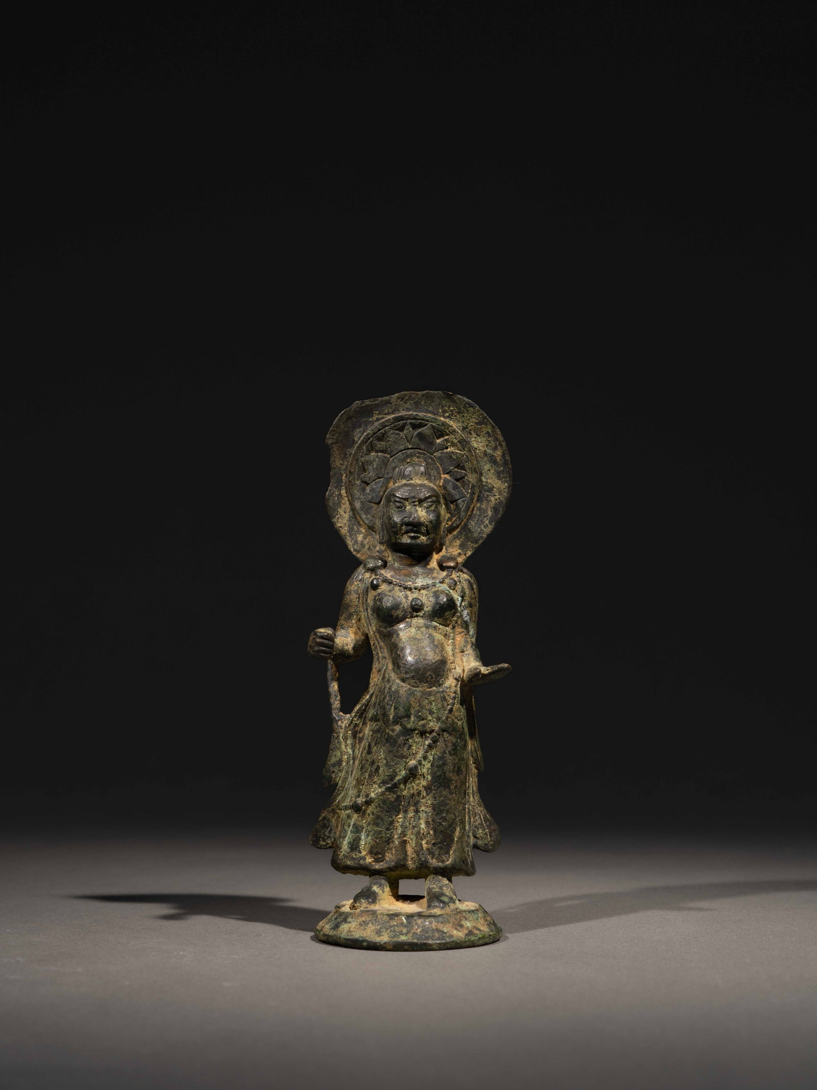 A BRONZE FIGURE OF A GUARDIAN: 年代(Age):SUI(581-618 A.D.) 。尺寸(Size):14 cm Height。 參閱：隋開皇十三年 范氏造阿