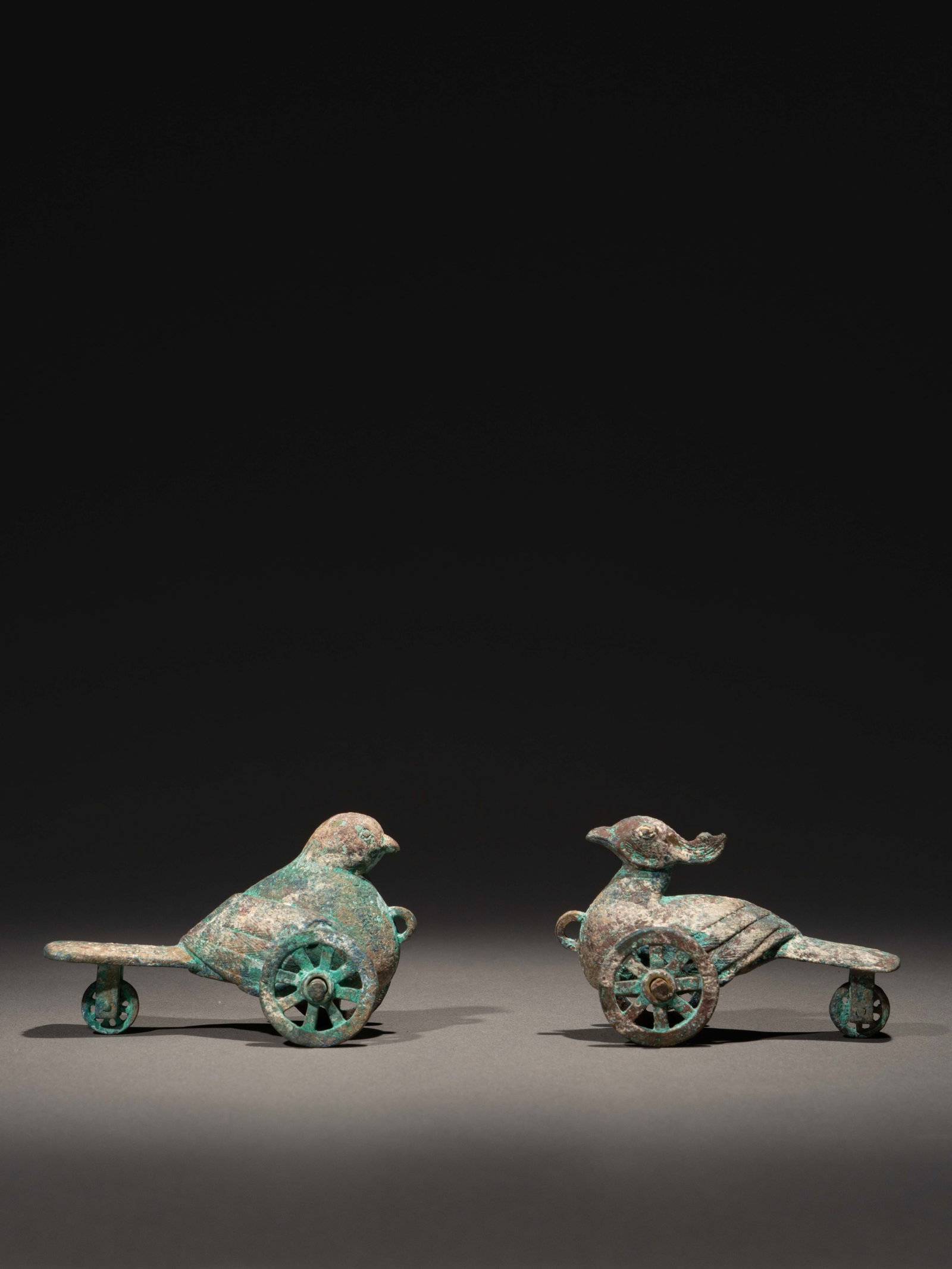 A PAIR OF BRONZE ??MANDARIN DUCKS' PIGMENT CONTAINERS: 年代(Age):HAN(206 B.C.-220 A.D.) 。尺寸(Size):9 cm Length, 5 cm Height / 8.5 cm Length, 5 cm Height。 來源：台灣資深ൡ
