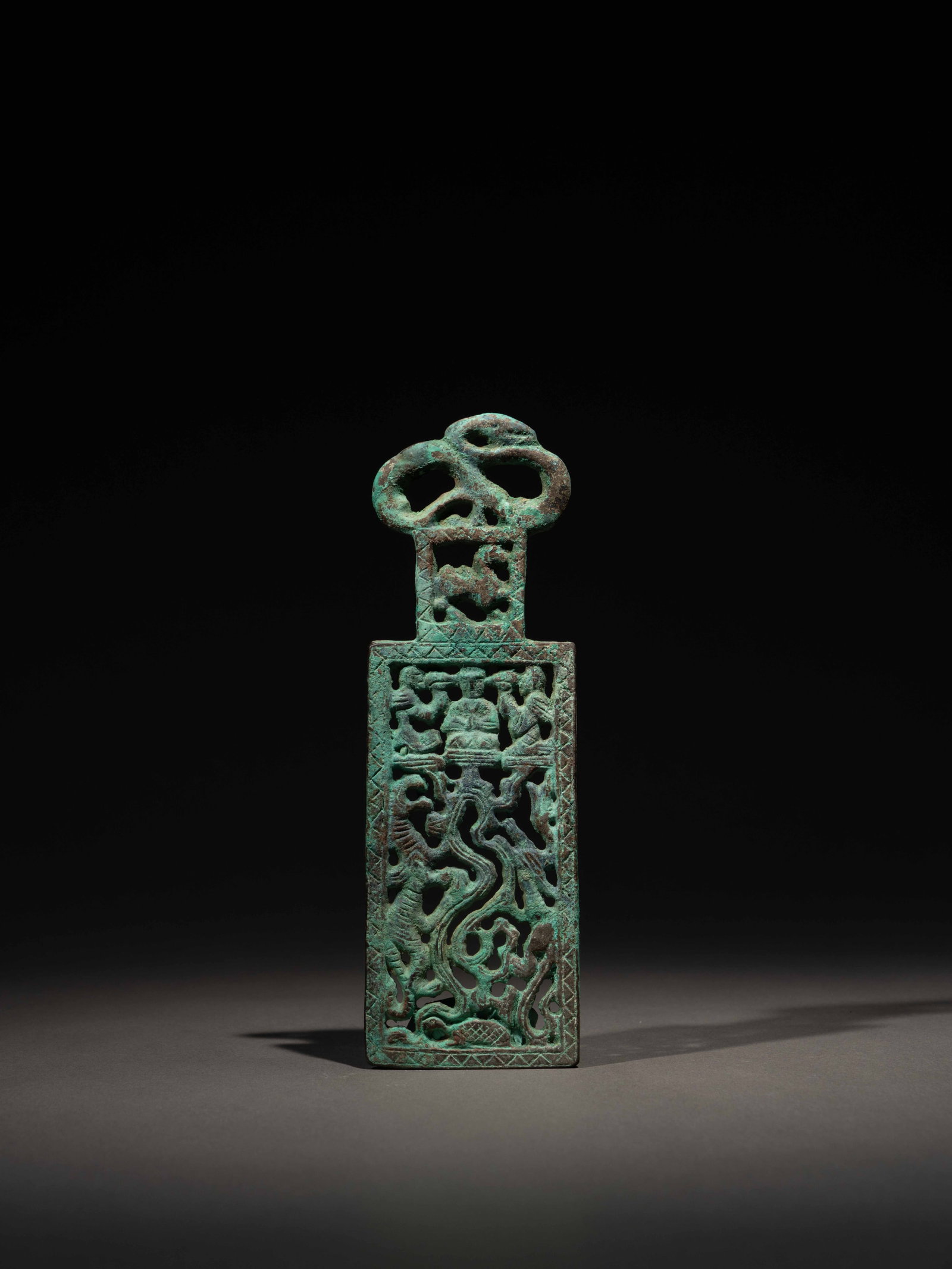 A SICHUAN BRONZE ??MOTHER OF THE WEST' PLAQUE: 年代(Age):EASTERN HAN(25-220 A.D.) 。尺寸(Size):16.9 cm Length, 5.5 cm Width。 參閱：1.漢 青銅龍鳳紋牌&#
