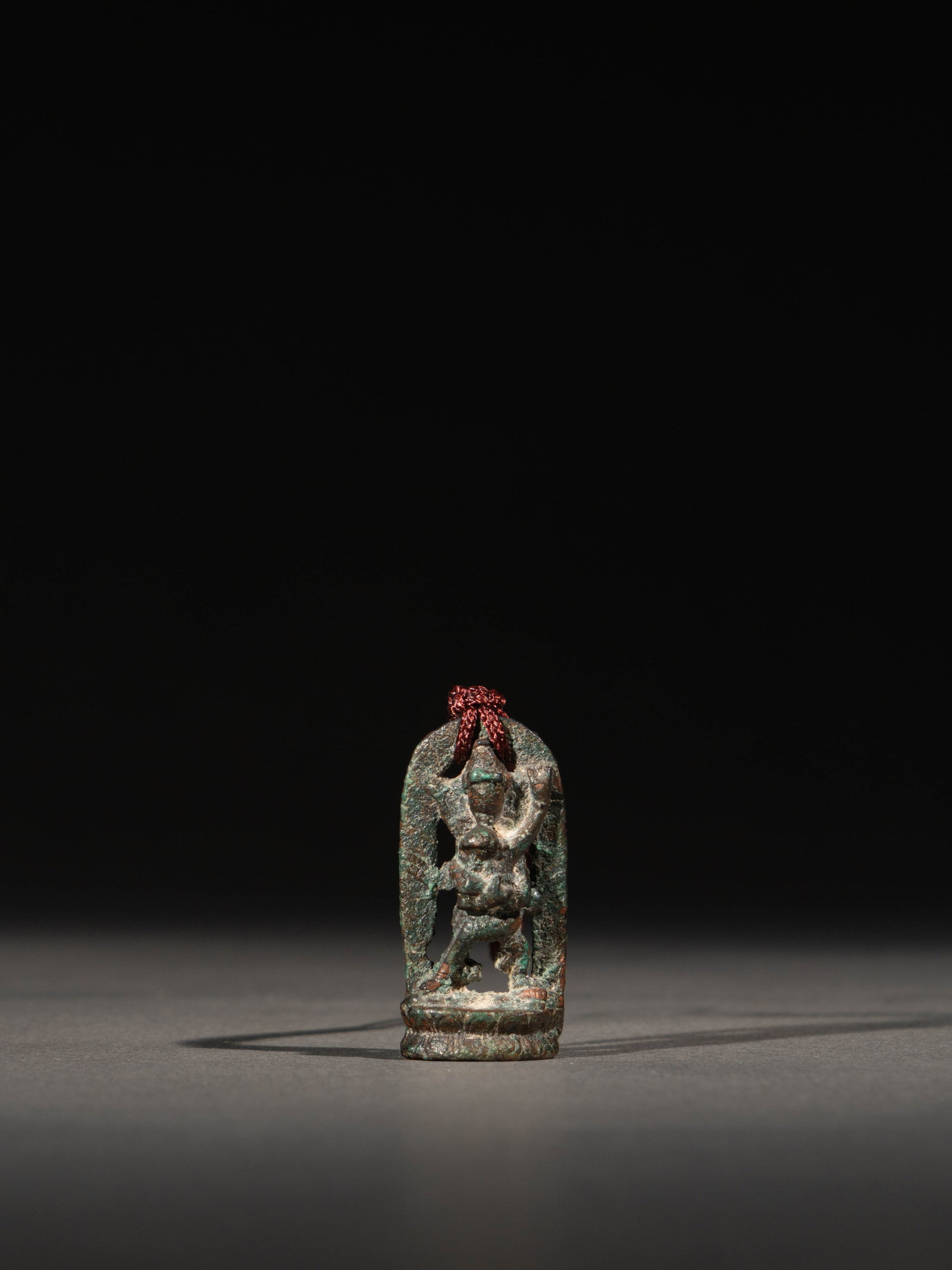 A BRONZE PENDANT OF CHAKRASAMVARA: 年代(Age):TANG(618-907 A.D.) 。尺寸(Size):3.5 cm Height。 來源：台灣資深藏家舊藏。