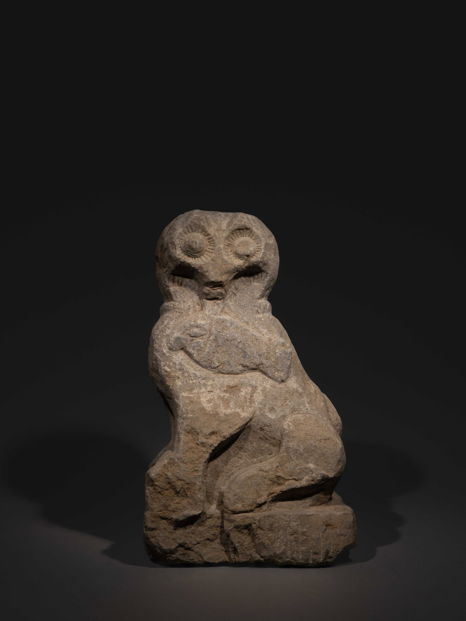 A STONE FIGURE OF 'OSPREY': 年代(Age):THE WEI AND JIN DYNASTIES(220-420 A.D.) 。尺寸(Size):21 cm Width, 35.5 cm Height。 來源：台灣資深藏家