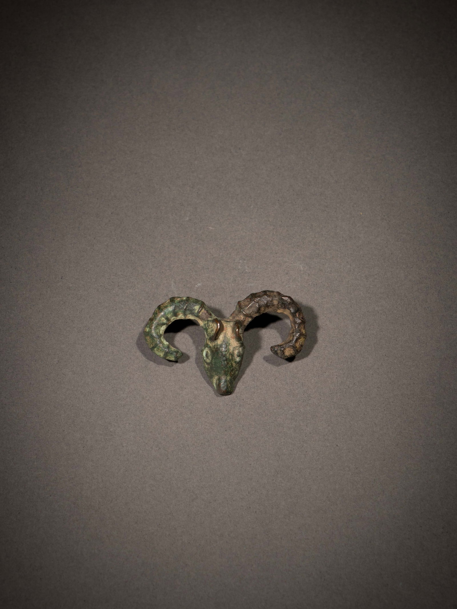 AN ORDOS STYLE BRONZE HEAD OF RAM: 年代(Age):WARRING STATES PERIOD(475-221 B.C.) 。尺寸(Size):4.3 cm Length。 來源：台灣資深藏家舊藏&