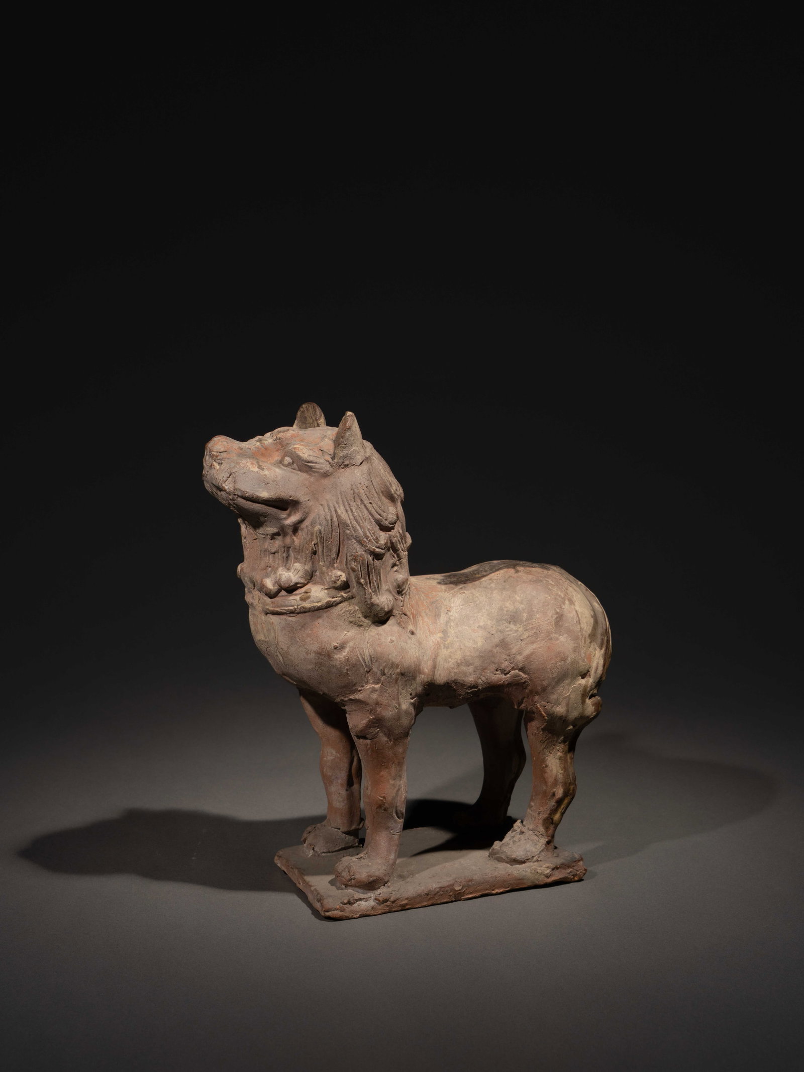 A POTTERY FIGURE OF A LION: 年代(Age):TANG(618-907 A.D.) 。尺寸(Size):19 cm Length, 9.5 cm Width, 21 cm Height。 來源：台灣資深藏家舊