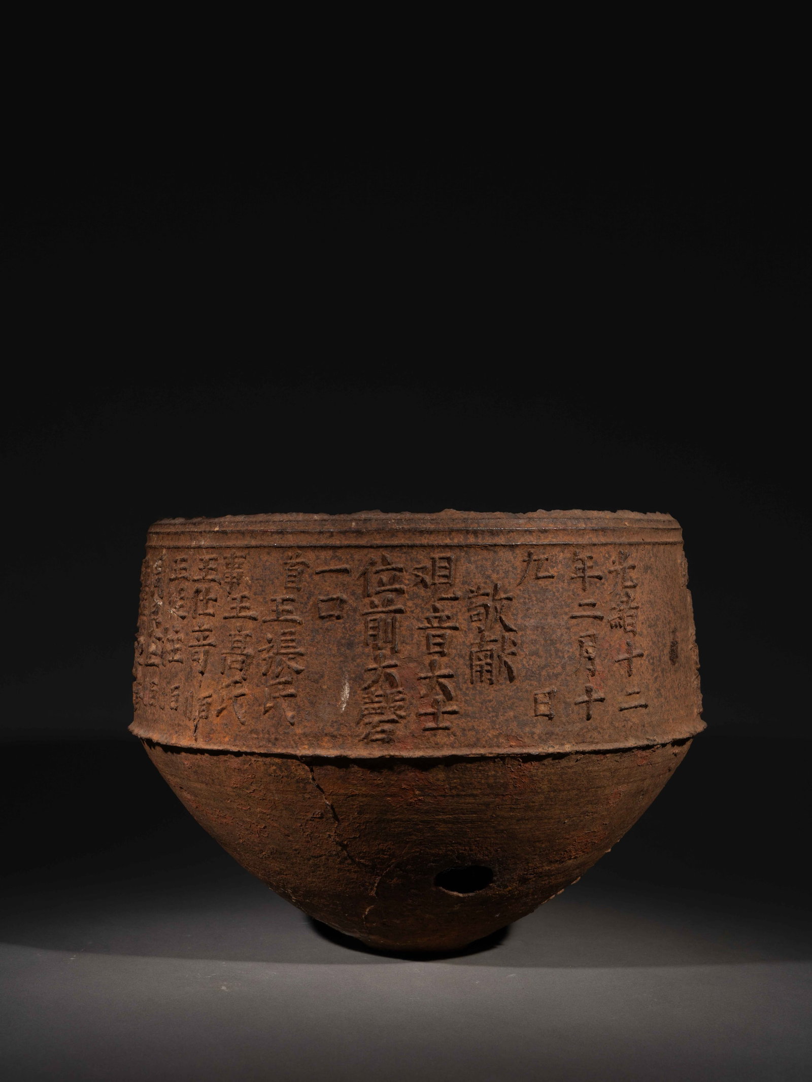 AN IRON ALMS BOWL: 年代(Age):12TH YEAR OF THE GUANGXU ERA, QING DYNASTY (1886) 。尺寸(Size):29 cm Length, 22 cm Height。 來源：台灣資深ൡ
