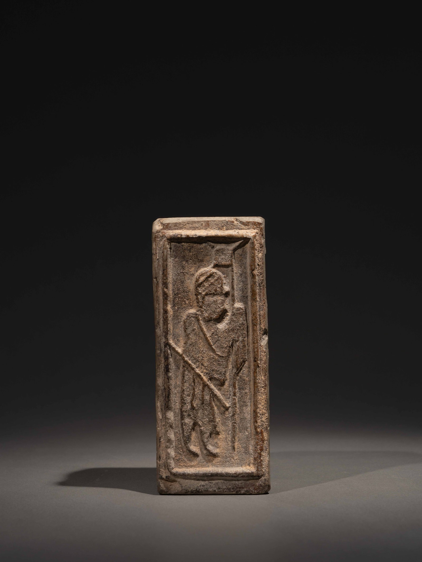 A WARRIOR-MOTIF BRICK INKSTONE: 年代(Age):SOUTHERN DYNASTIES(420-589 A.D.) 。尺寸(Size):15 cm Length, 6 cm Width, 8.5 cm Height。 來源：台灣資深藏&#