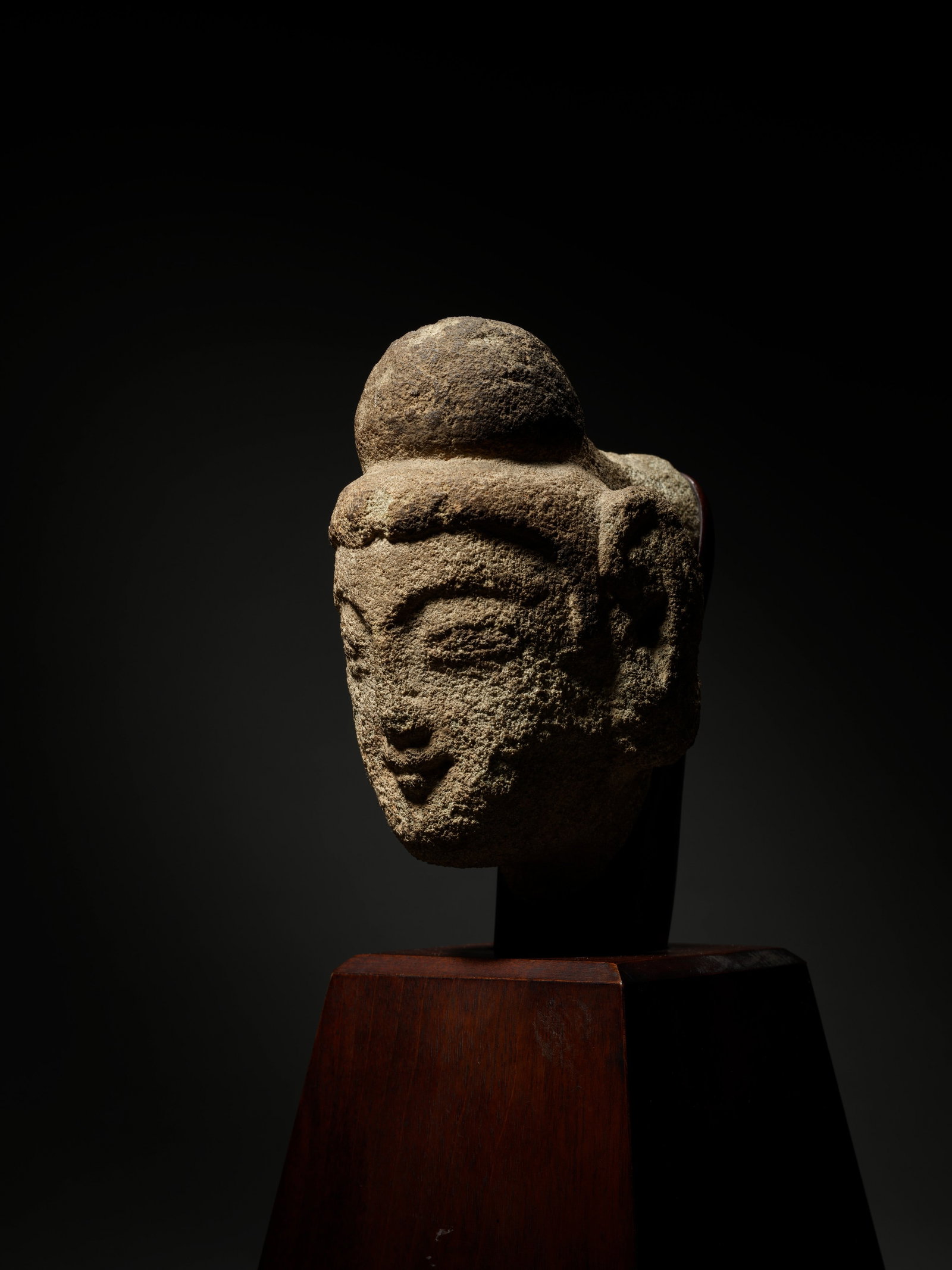 A CARVED STONE HEAD OF BUDDHA: 年代(Age):NORTHERN WEI(386-535 A.D.) 。尺寸(Size):15.5 cm Height。 來源：日本私人收藏。展覽&