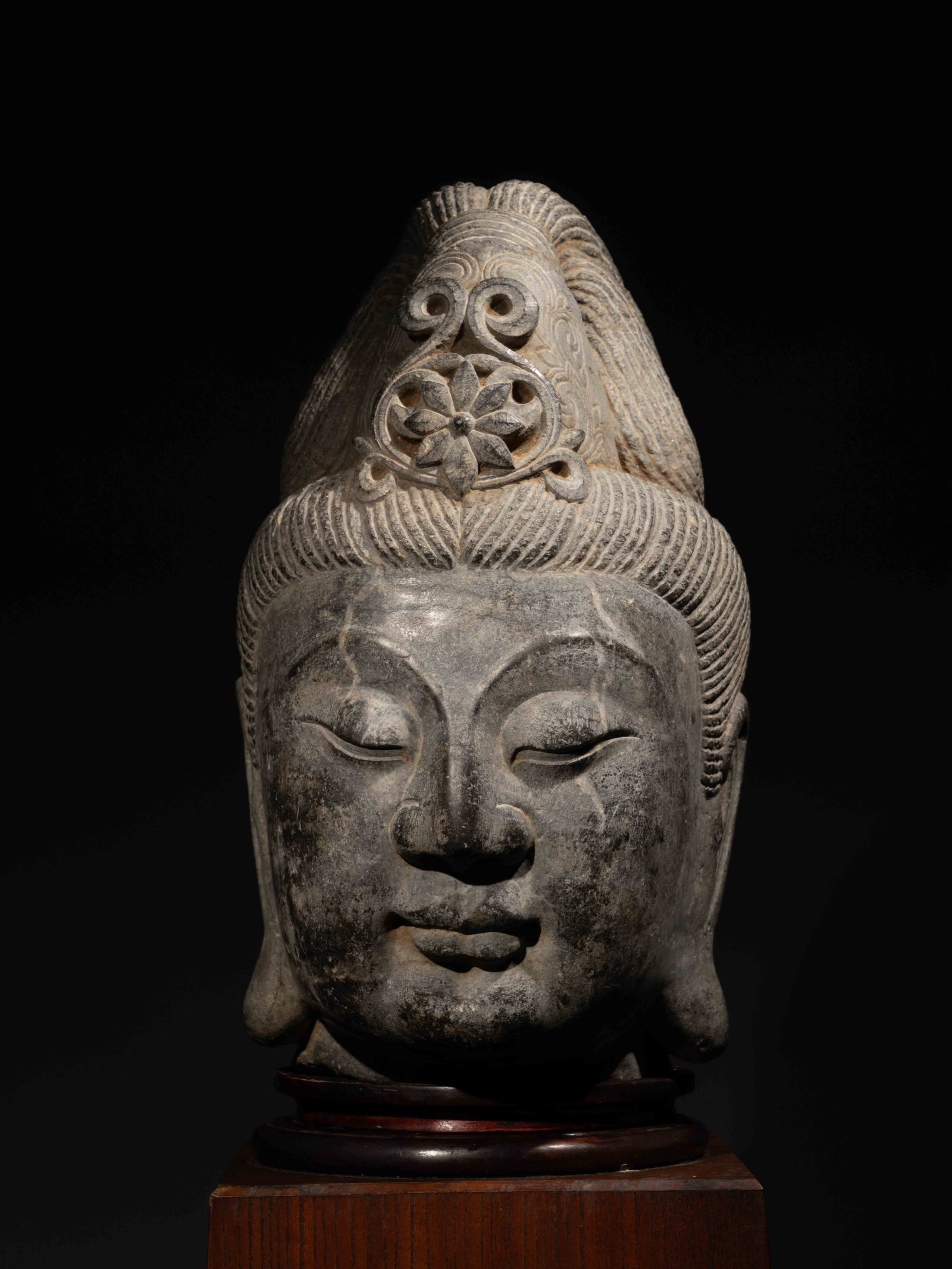 A GREY LIMESTONE HEAD OF BUDDHA: 年代(Age):FIVE DYNASTIES(907-960 A.D.) 。尺寸(Size):35 cm Height。 來源:日本私人舊藏。